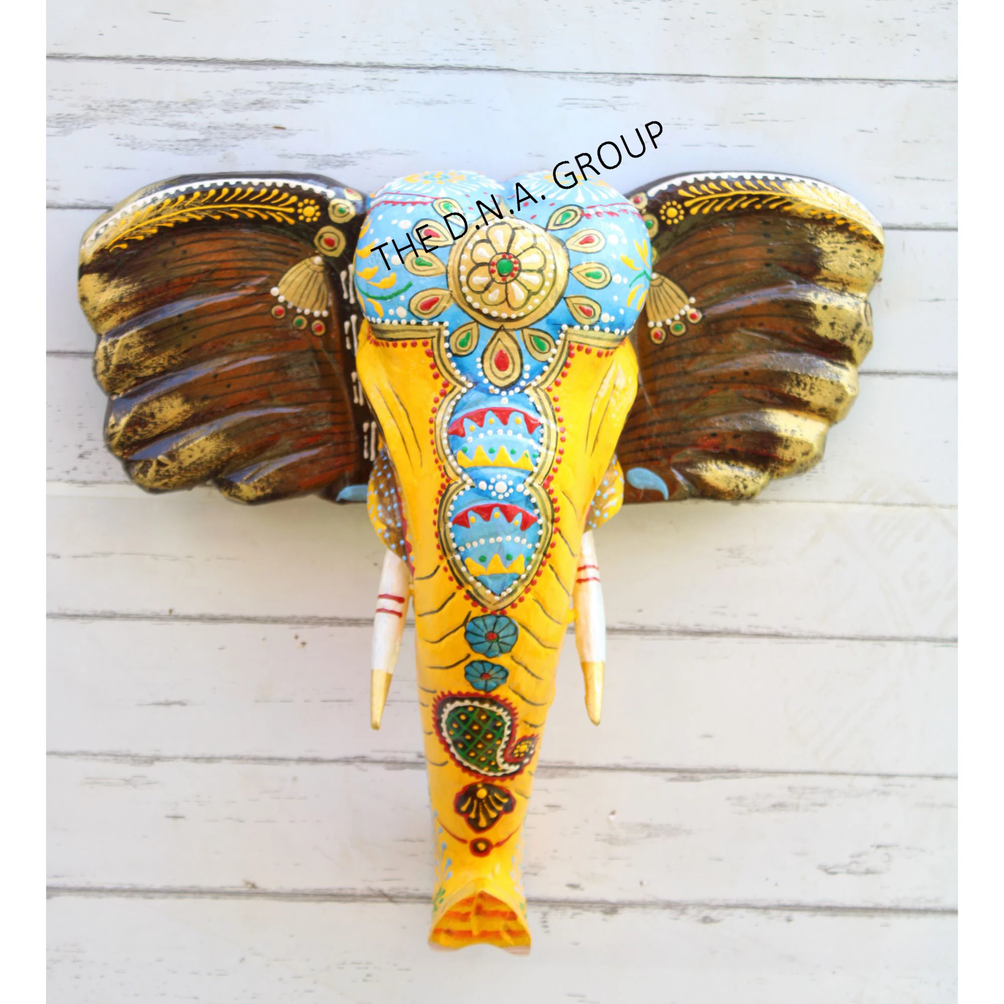 Яркая цветная деревянная декоративная статуэтка в этническом стиле