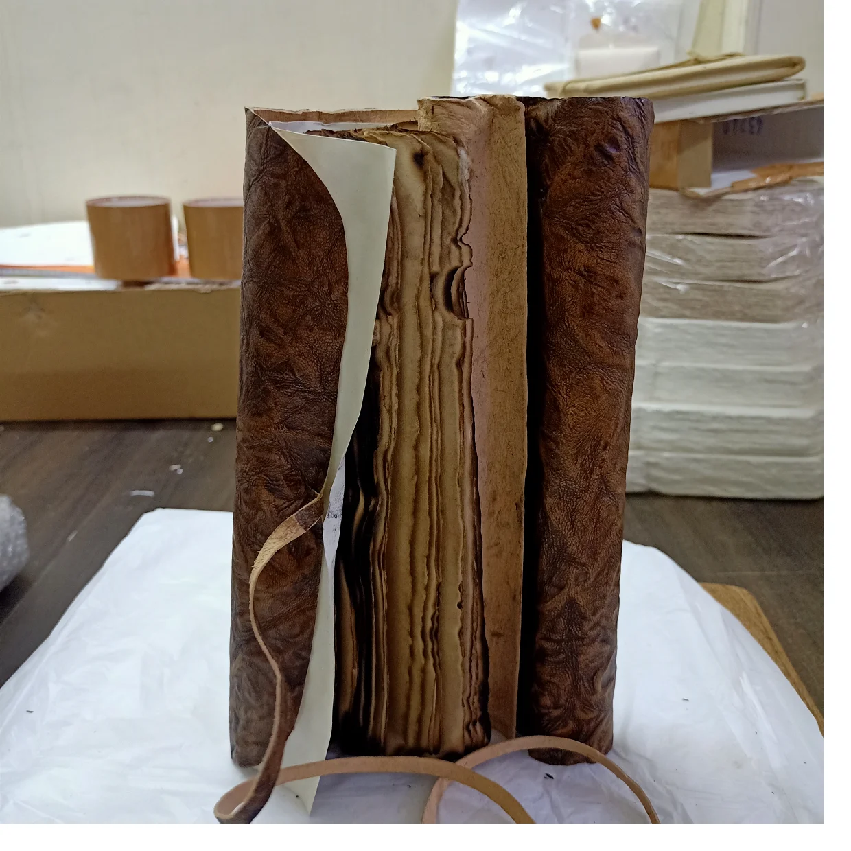 Журналы из дробленой кожи с антикварным внешним видом, обрезные бумаги