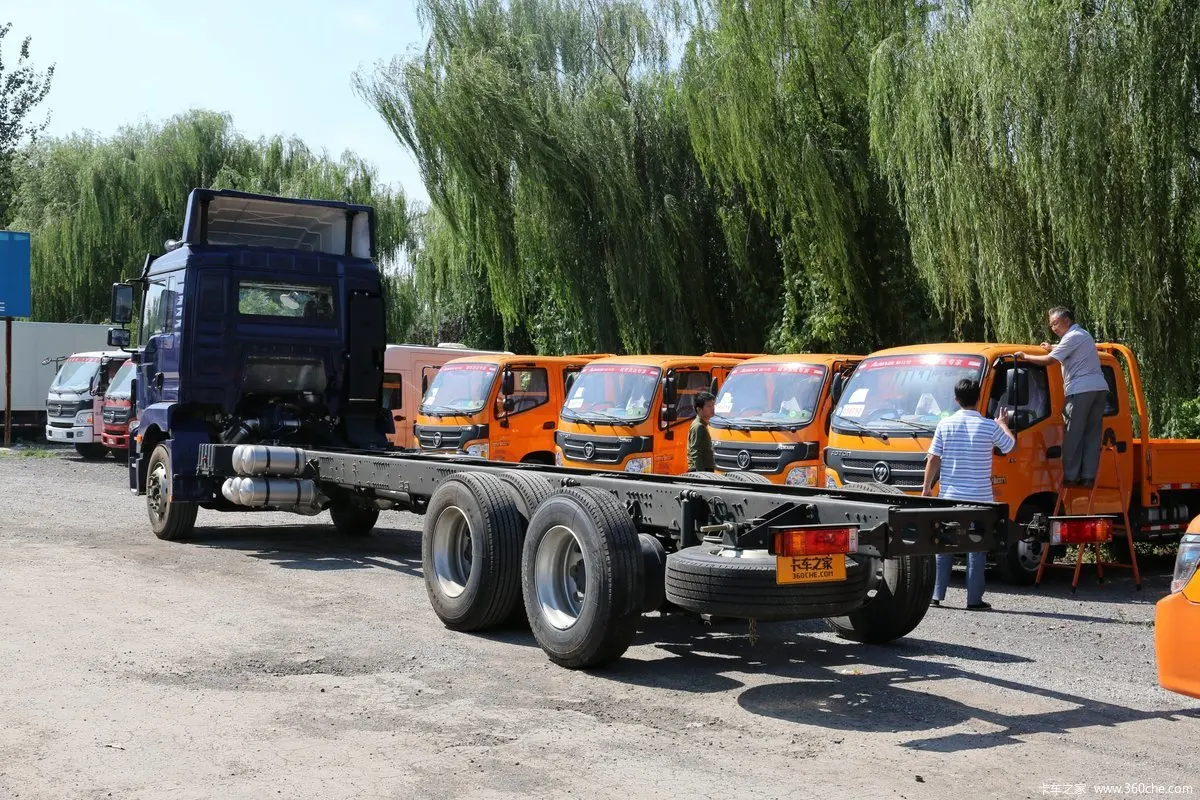 Shacman used cargo trucks 270HP 6X2 cargo box for sale with good price