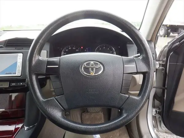 Used Toyota Mark X car with delicate and beautiful appearance