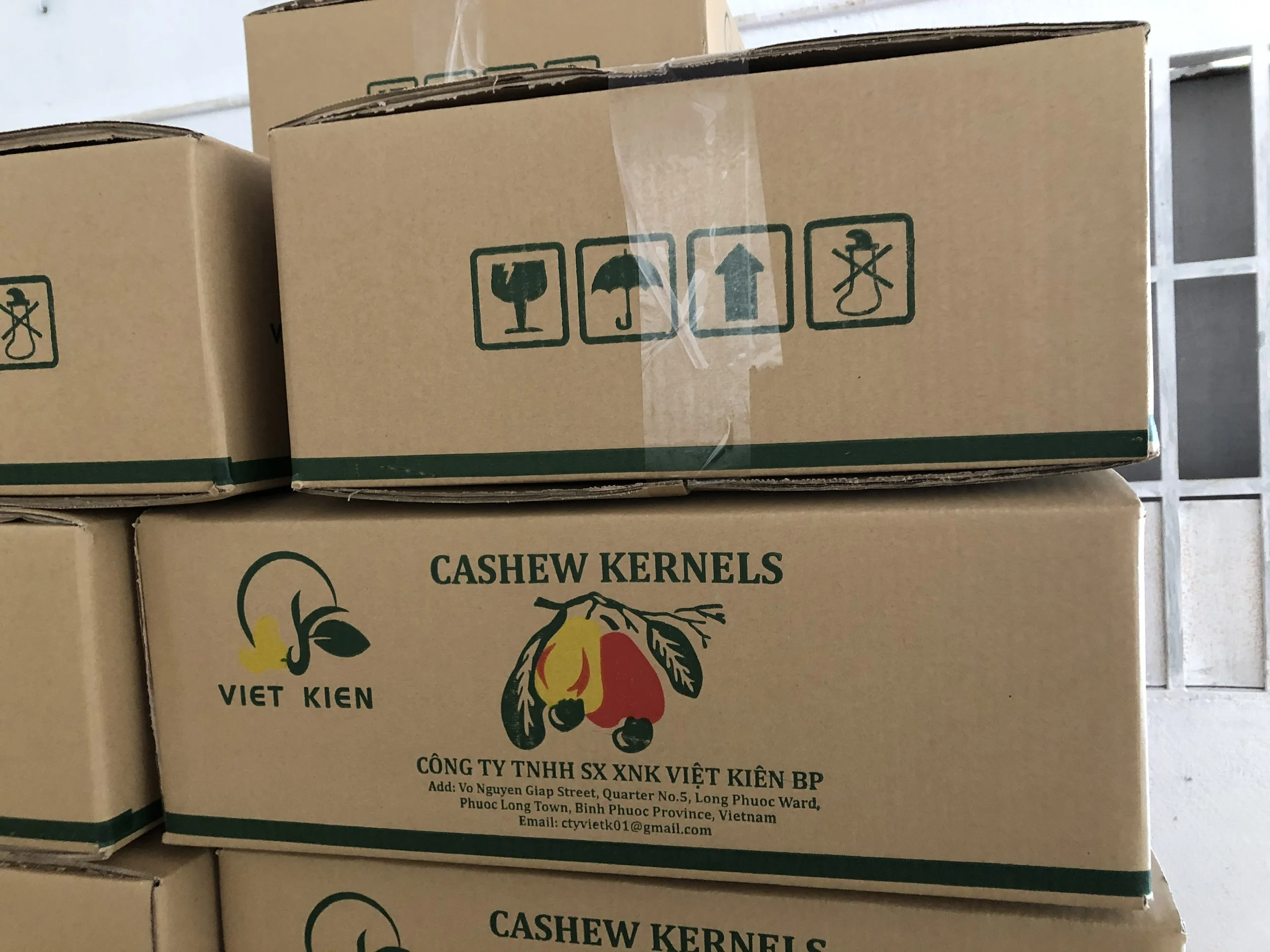 
Reputable And Standard Company In Vietnam Portable Premium Good 315Gr Roasted Cashew Nuts With NW Plastic Box Hot Sell In Asia 