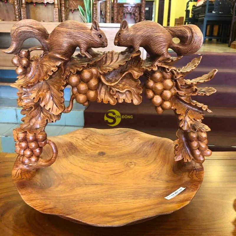 
Fruit plate of squirrel squirrel grapes 