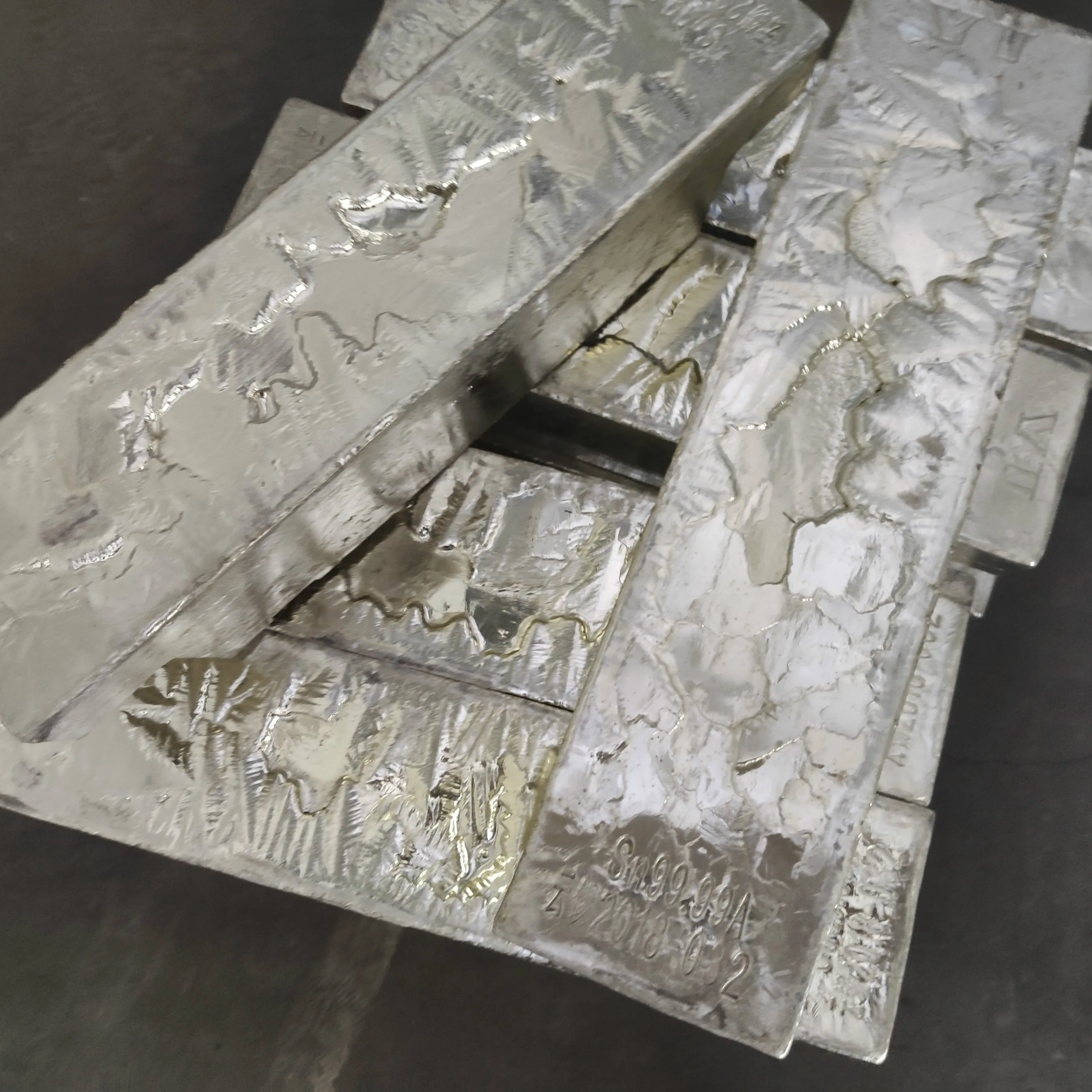 2021 Factory direct high purity supply of 99.99% pure tin ingot price tin ingots 99.9%-99.99%