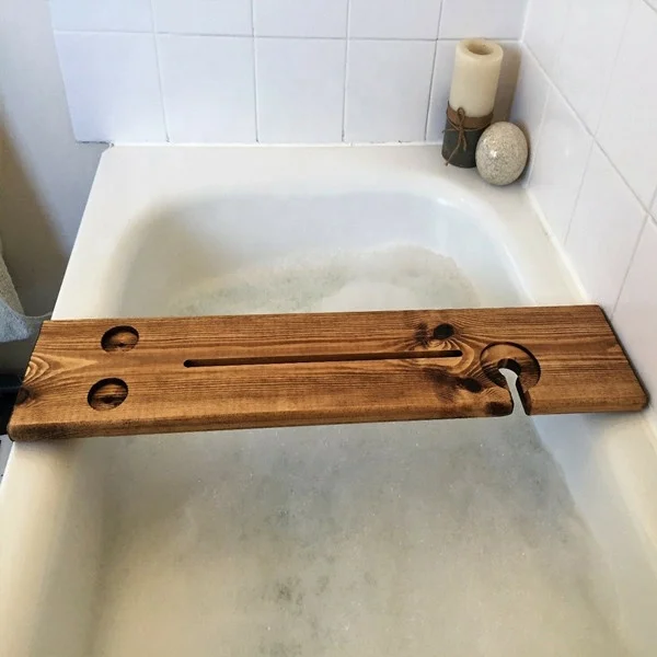 China Professional Supplier Premium Pine Wood Single Board Bathtub Tray Caddy with Ipad Slot Candle Holders Glass Cup Support