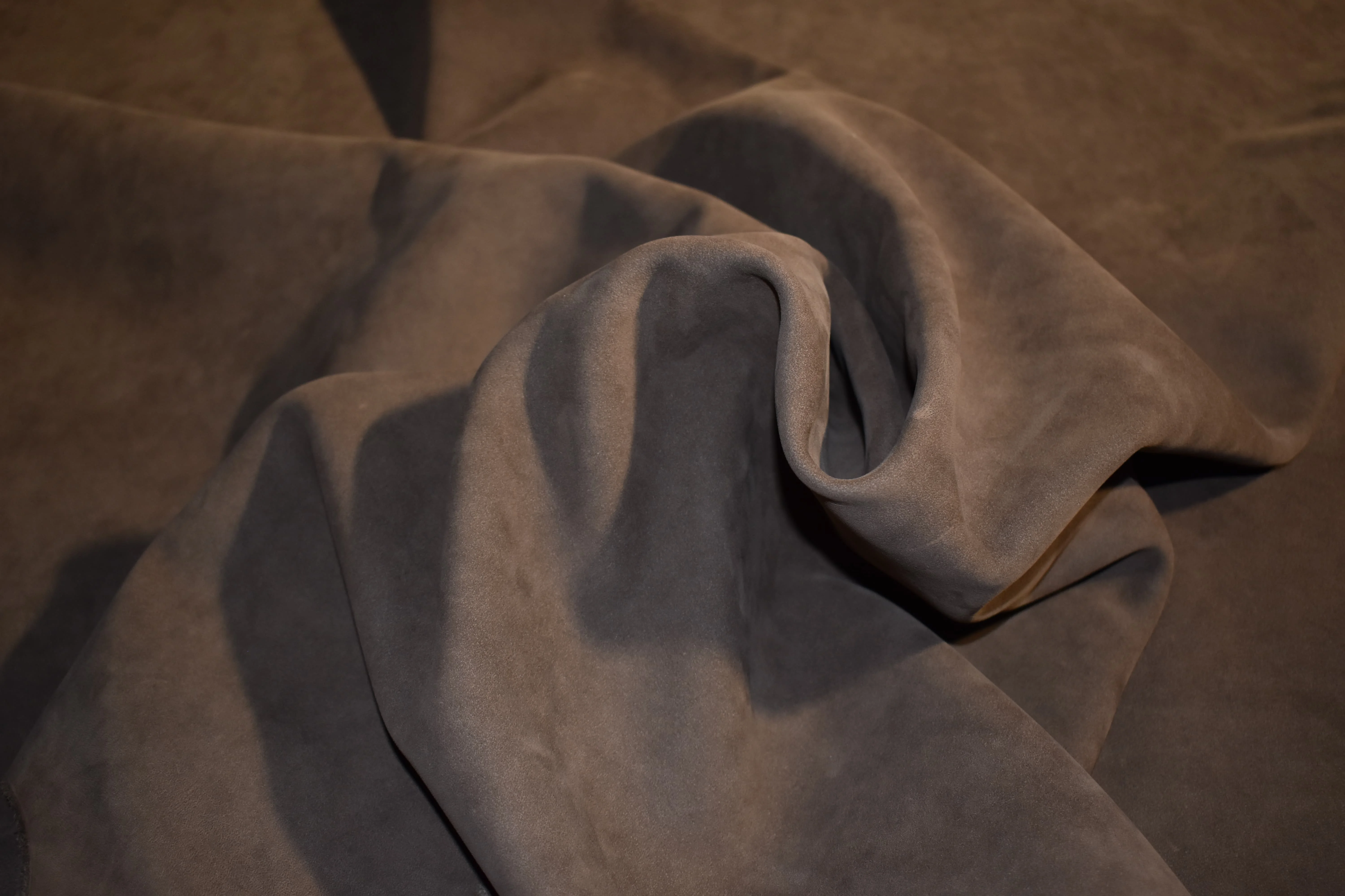 Полностью зернистая нубуковая коровья кожа толщиной 1 3 5 мм Гладкая и круглая. Идеально подходит для диванов кресел