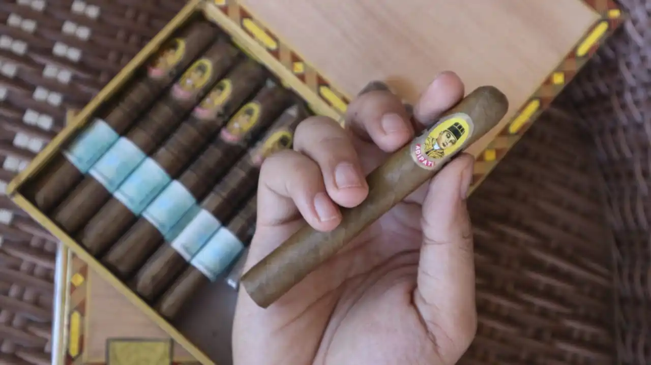 Available to Sell Indonesia Original Heavy Light Taste Javanese Exclusive Vintage Tobacco Leave Clove Cigars Cigarette Smoke