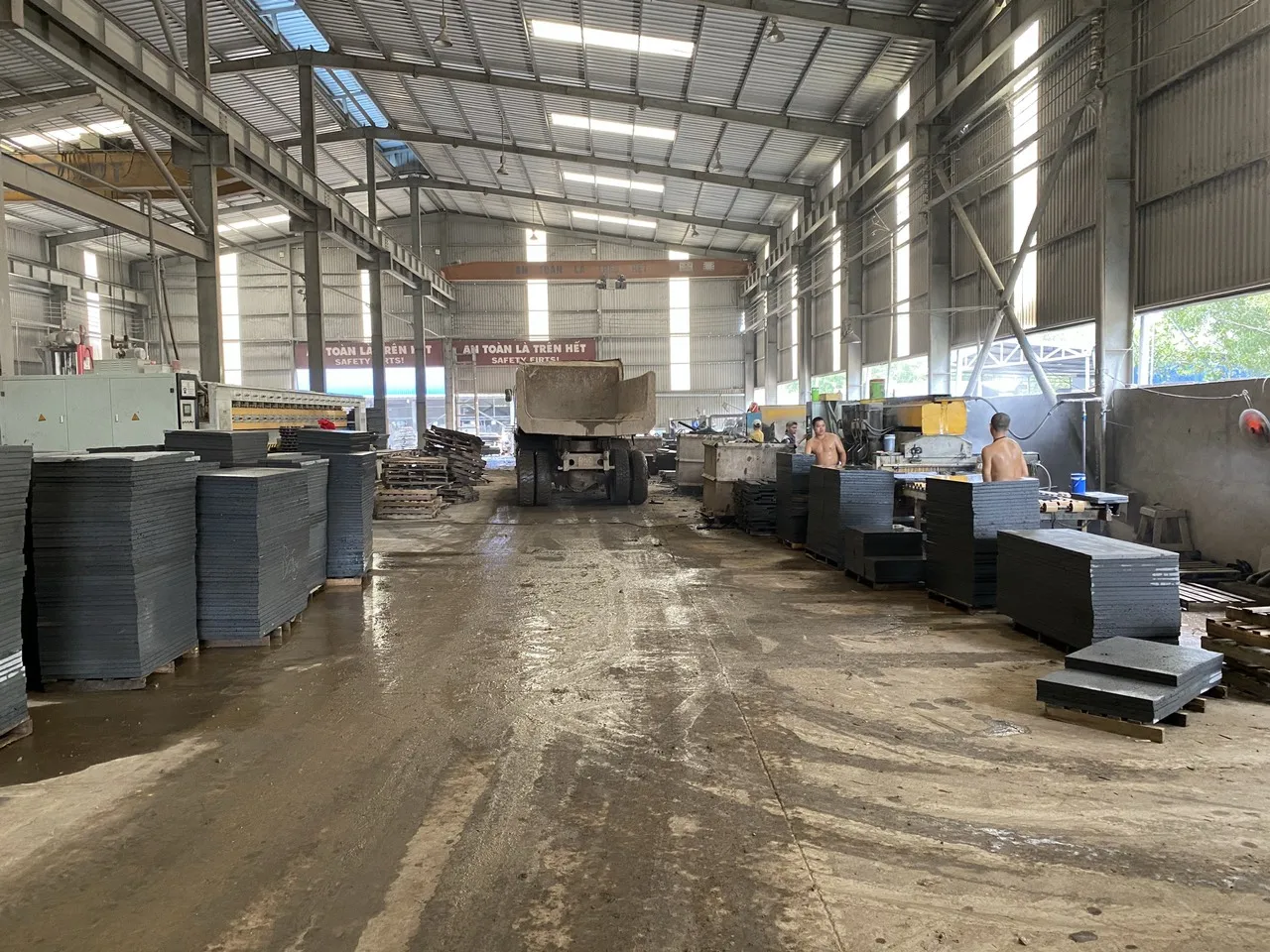 High Quality Tile ELA Stone Modern Midcentury rustic Villa House Courtyard Tumbled  Basalt Stone from Vietnam