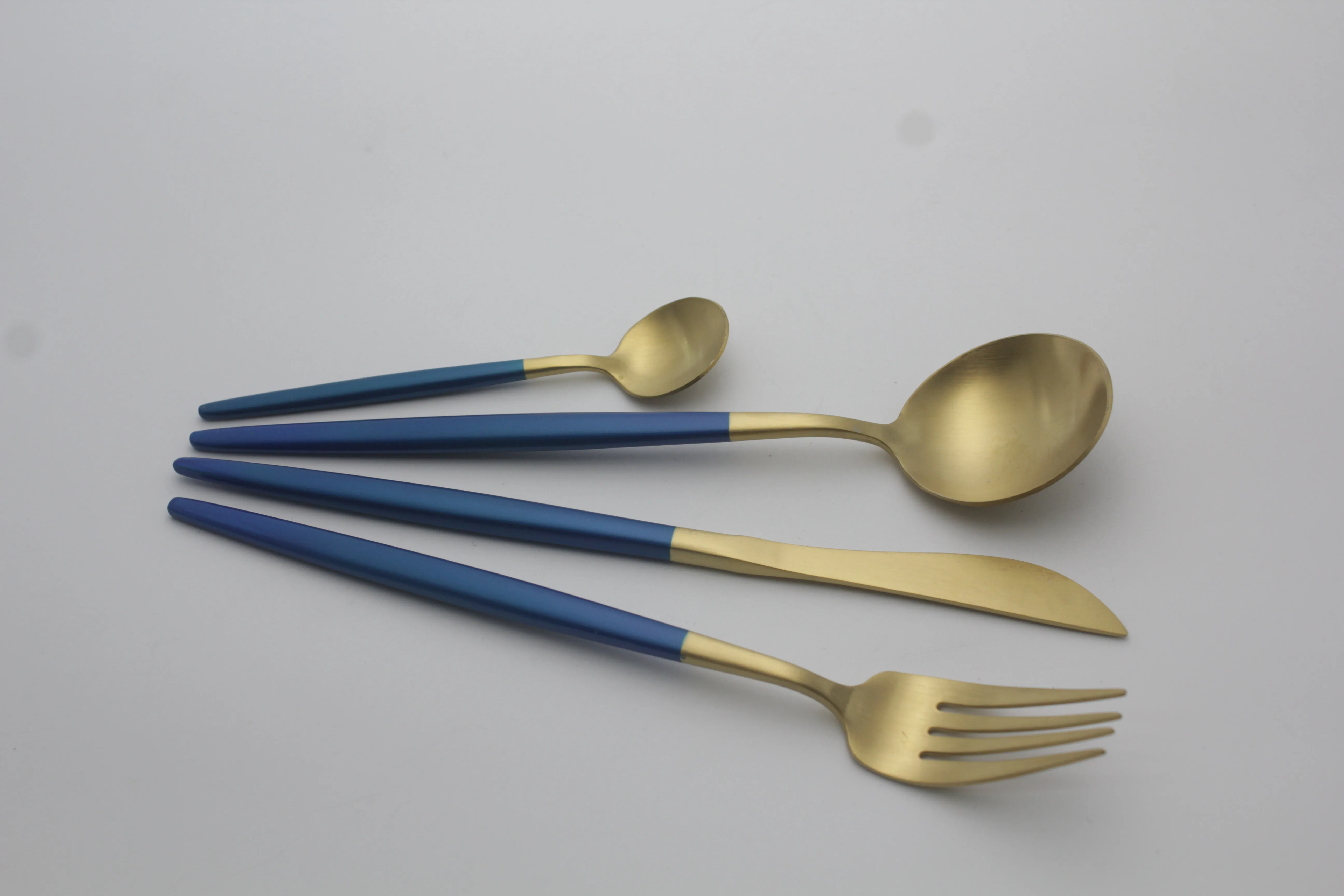 Уникальный золотистый набор столовых приборов столовые приборы из нержавеющей стали с синей ручкой для ужина