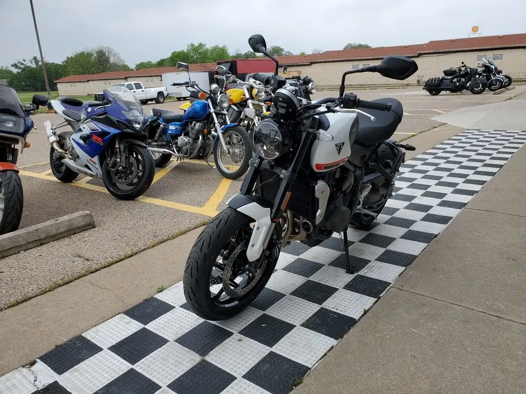  2022 triummph trideent 660 с украшением в виде кристаллов белого цвета