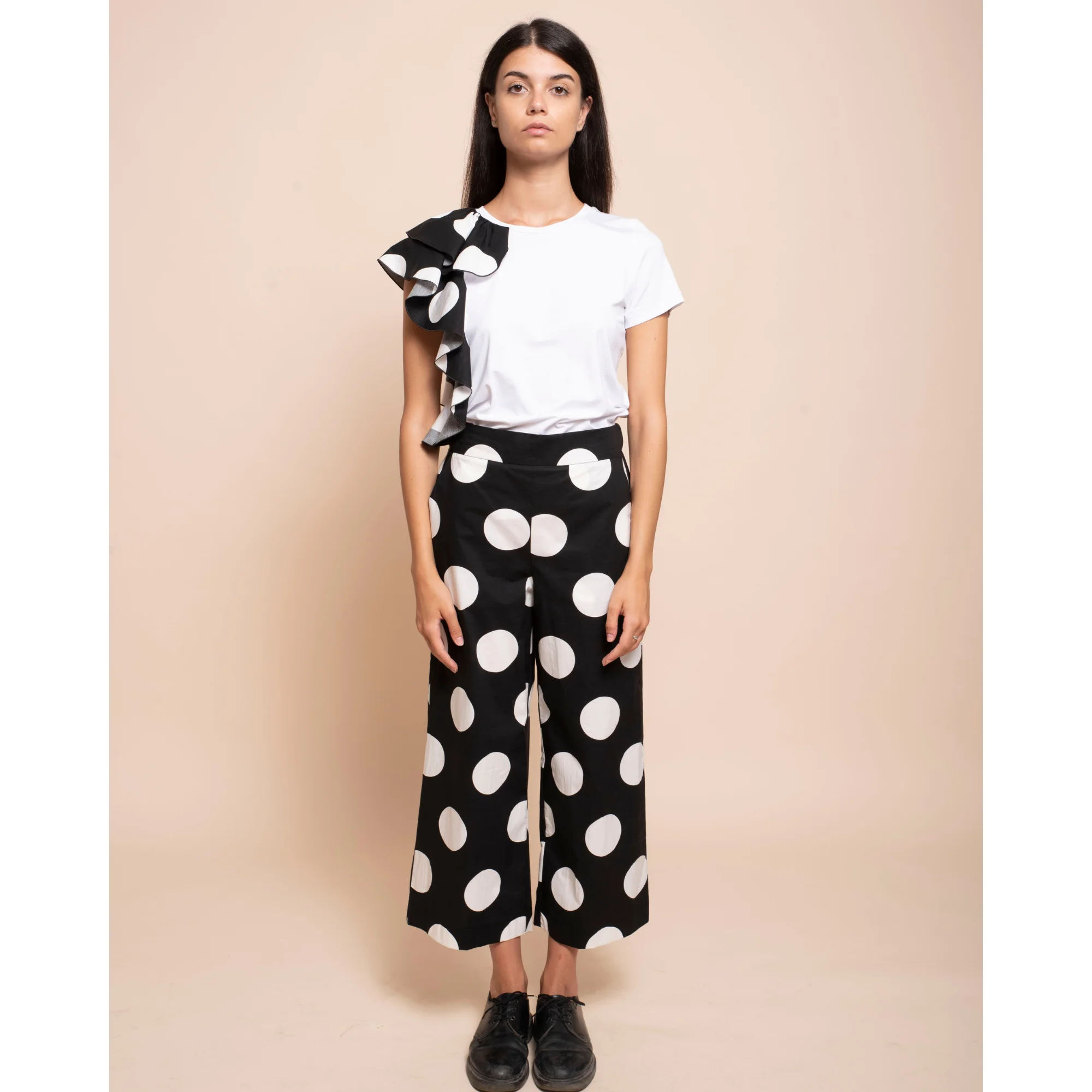 best quality Italian short sleeve crew neck tshirt with double rouge pois on the side in contrast , for day