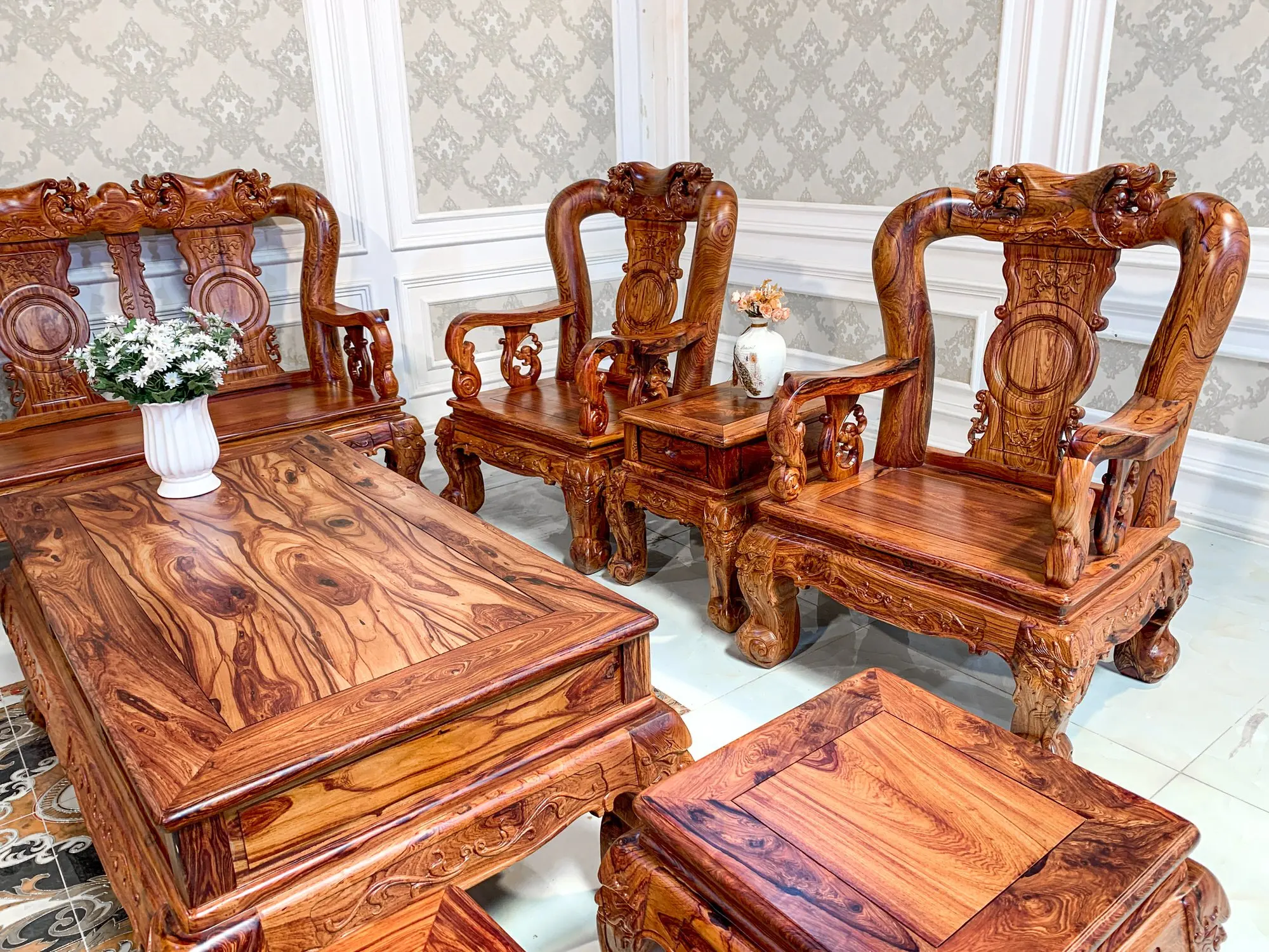 Table and chairs carved with rosewood peach