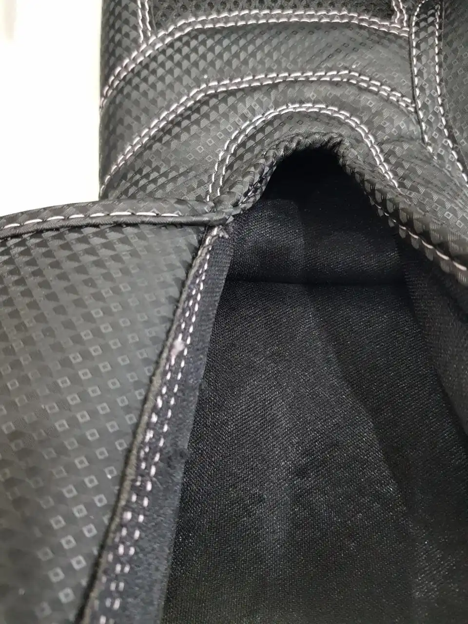 Черные матовые карбониевые Боксерские перчатки для мужчин и женщин тренировочные MMA Muay Thai высококачественные пробивки грубой сумки