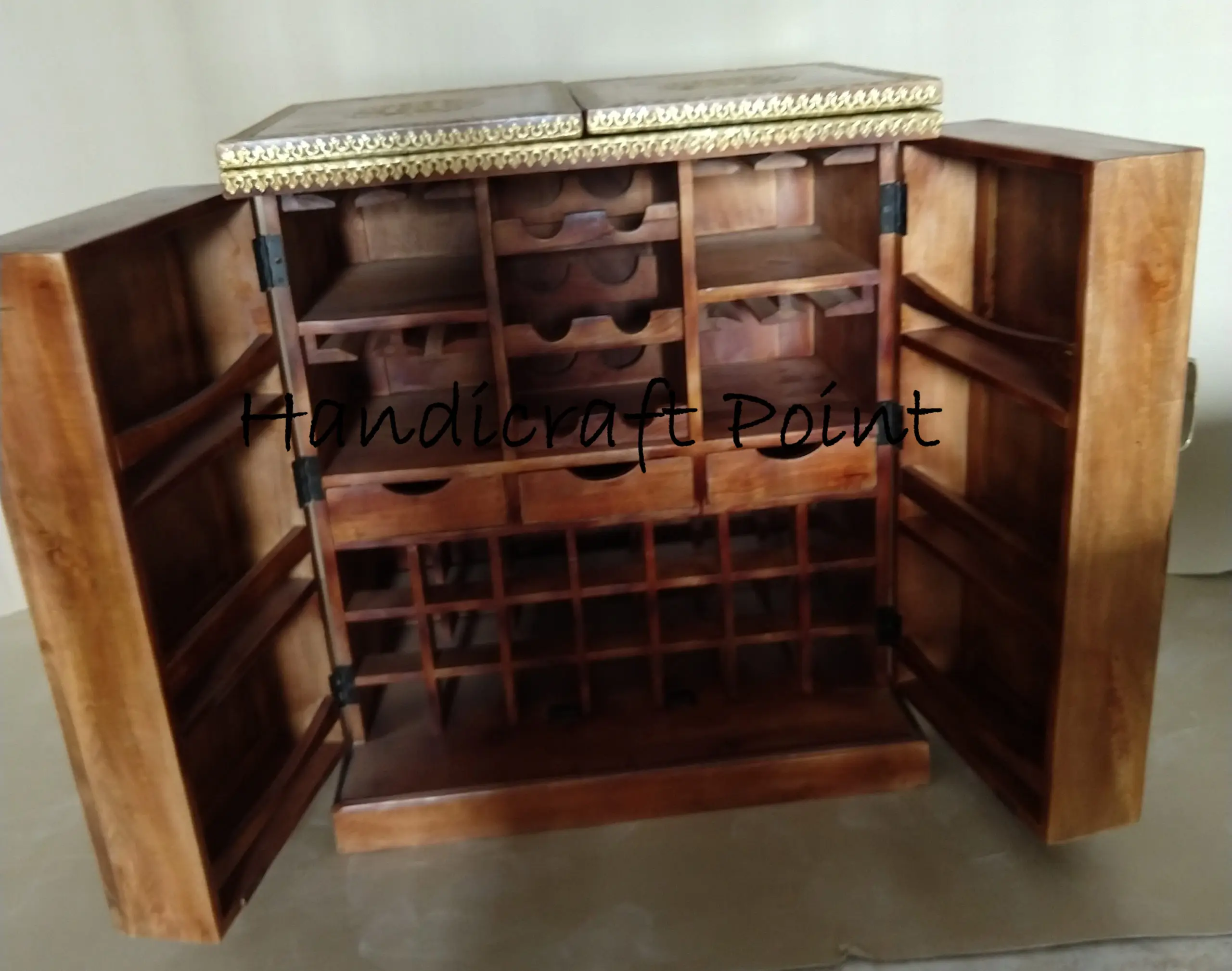 Stylish Antique Design Wooden Bar Cabinet