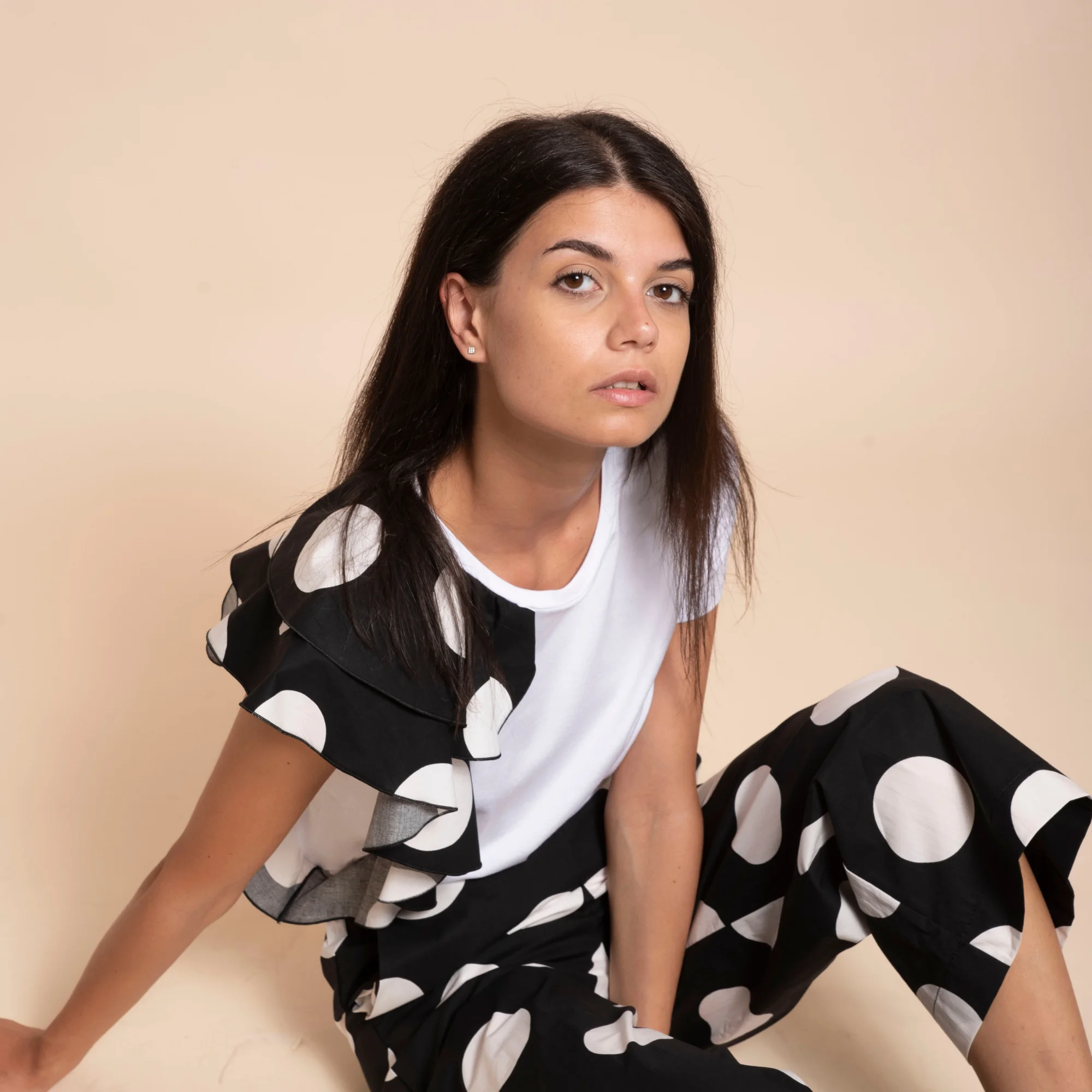 best quality Italian short sleeve crew neck tshirt with double rouge pois on the side in contrast , for day