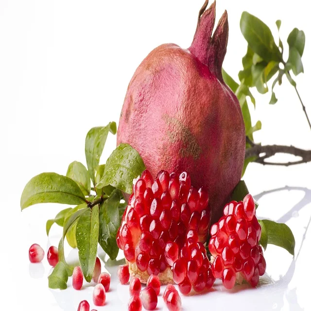  Свежий индийский гранат на ферме-наш акцент фруктах и очистке