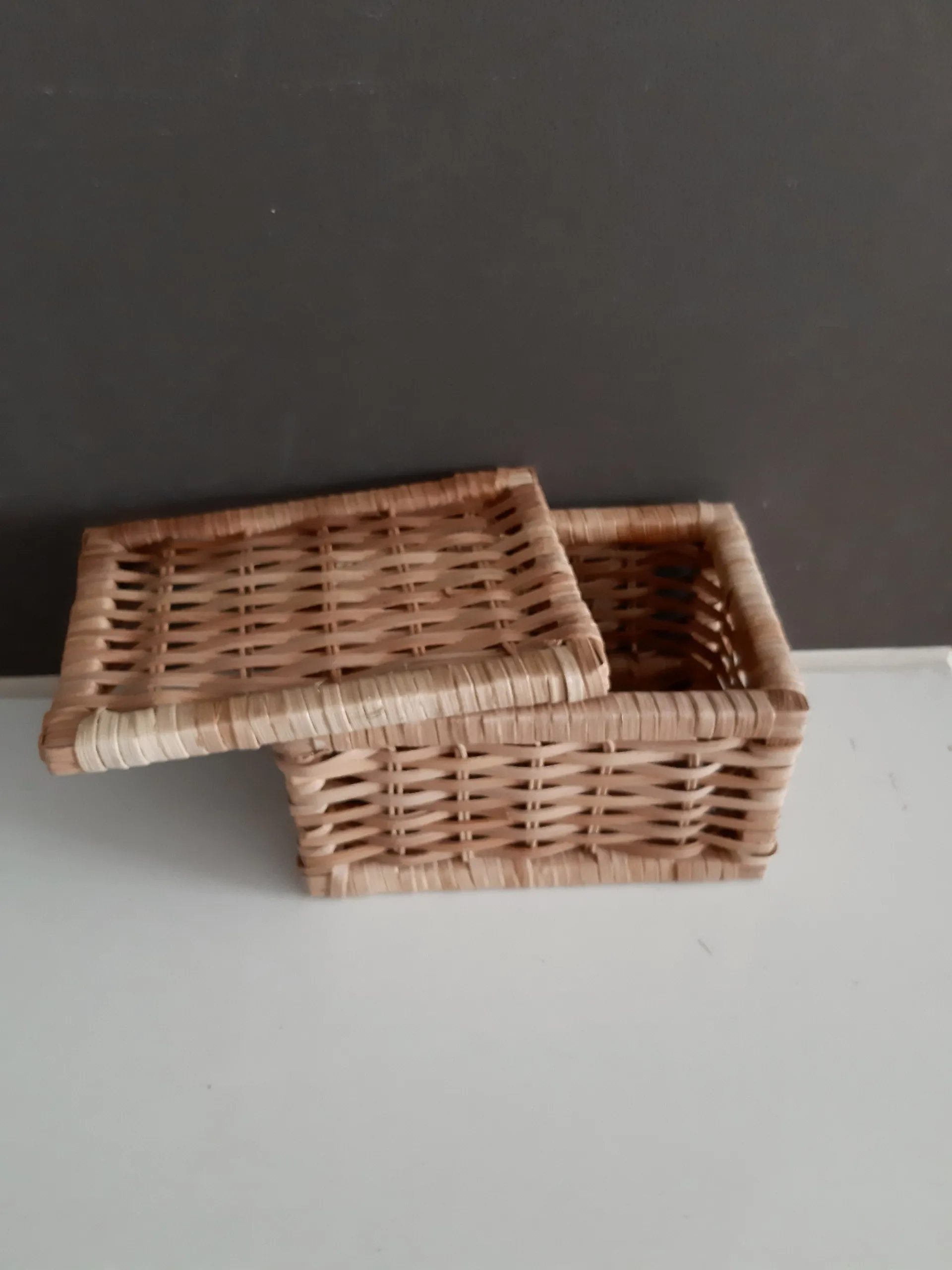 Eco Friendly Wholesale Price Manufacture Storage Wicker Picnic Cosmetic Food Candy Vietnam Square Rattan Box Basket With Lid