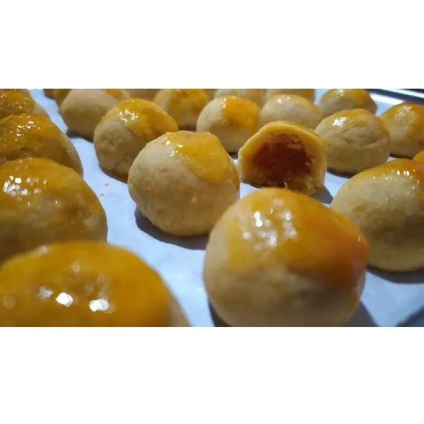 Best Seller Popular Customized Low Sugar Mild Sweet Soft Fruit Baked Goods Golden Pineapple Tart Biscuits Cookies in Tin Bottle