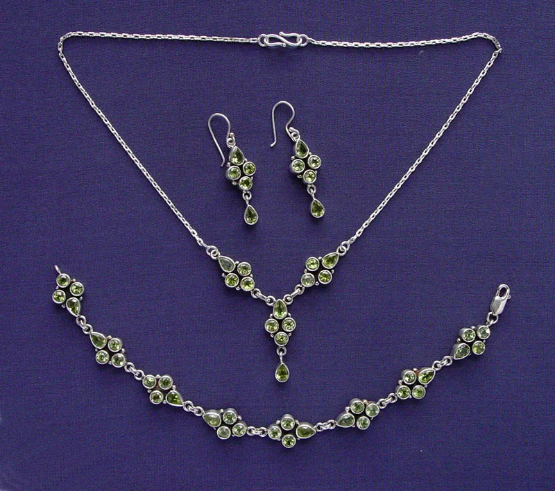 Classically Styled Chunky Silver Jewelry Set for Anniversary Celebrations