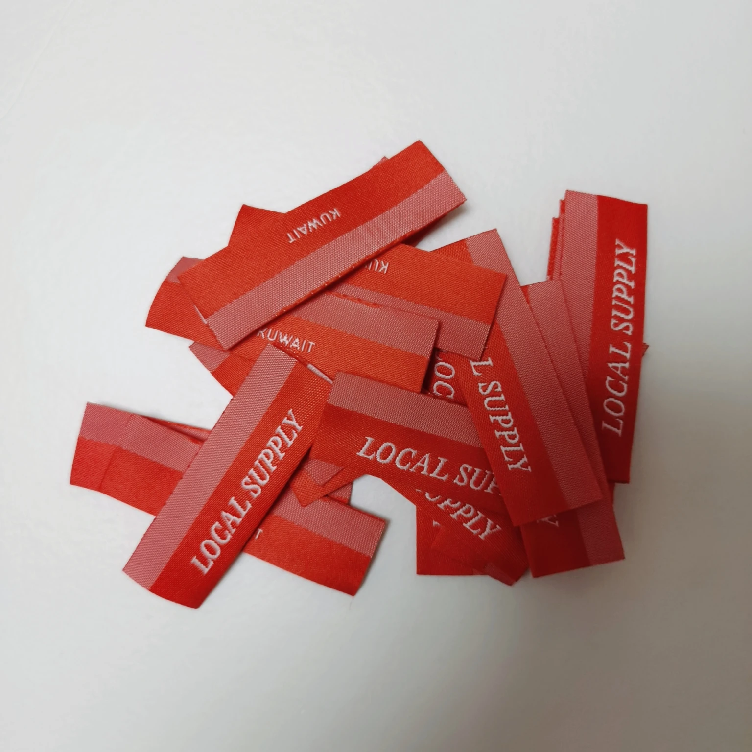 100 шт. 19 9 долларов США Заводская дешевая цена логотип на заказ Дамаск тканые этикетки для одежды и ткани