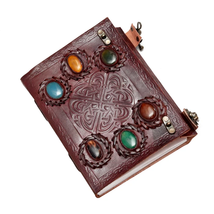 Красивые кожаные журналы с прикрепленными камнями