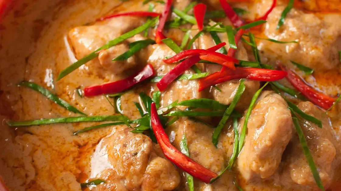 Curry Paste Red MAEPLOY 400G. Product of Thailand For Export.