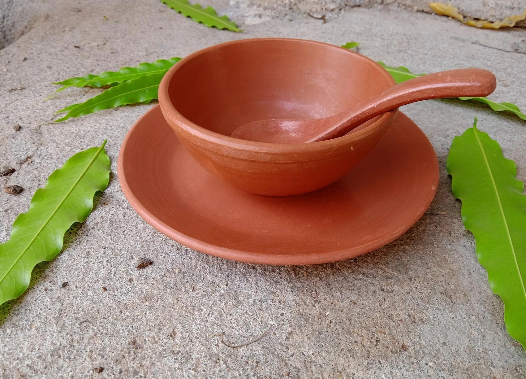 New Design Handmade Clay terracotta round eco friendly glossy Soup bowl with charger plate and spoon with 275 ml capacity