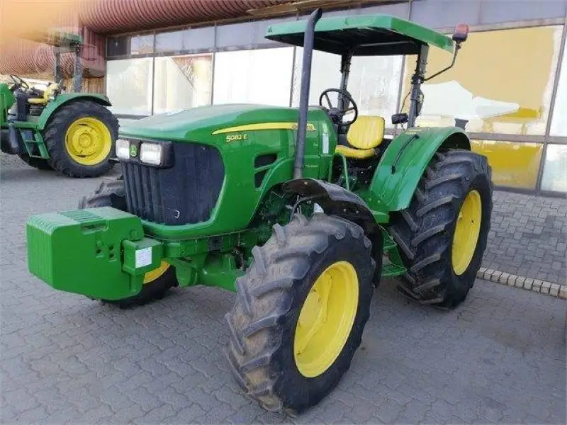 Довольно бывший в употреблении трактор John Deere