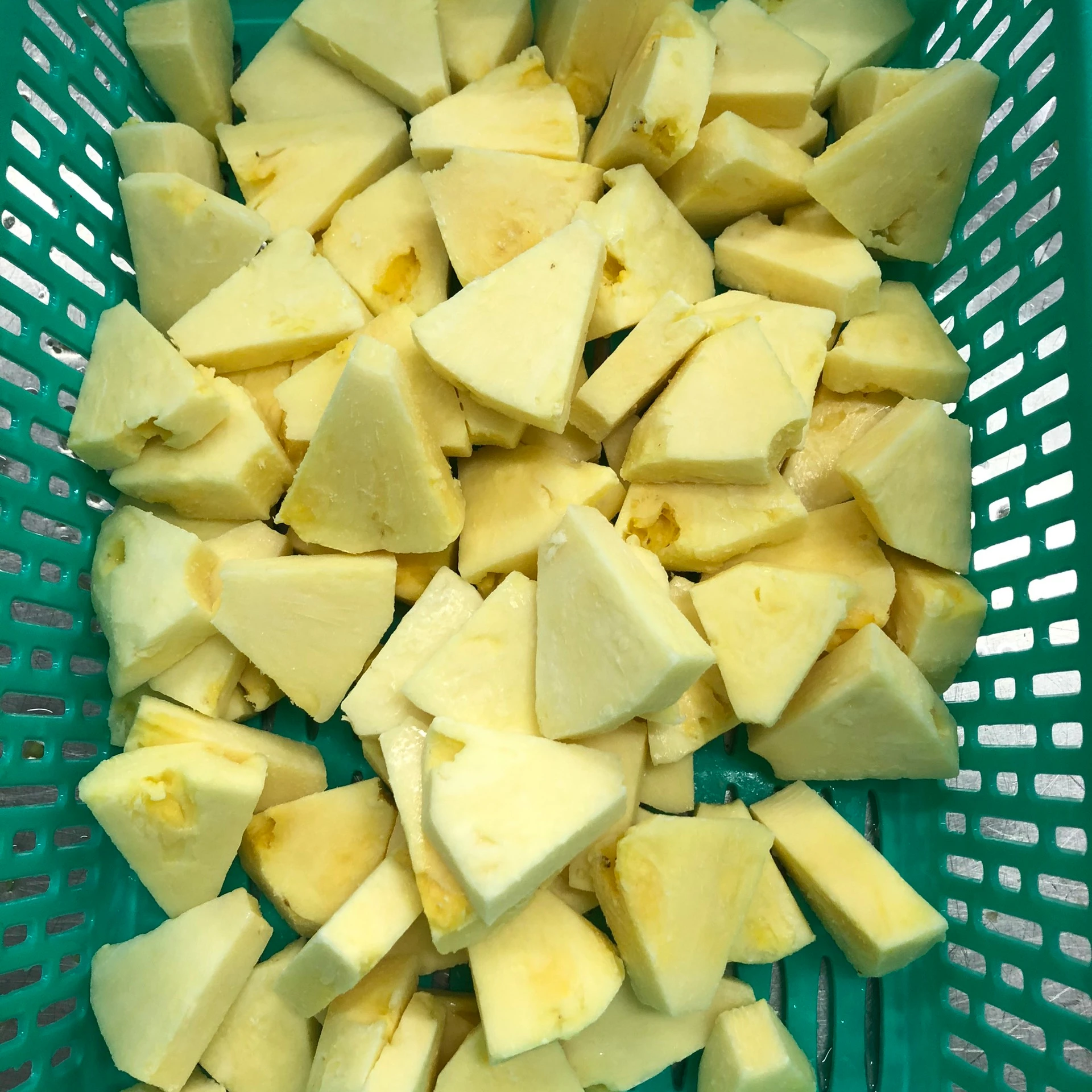 Frozen Sweet Pineapple for export with origin in Vietnam, contact Hana via (+84) 987 140 333