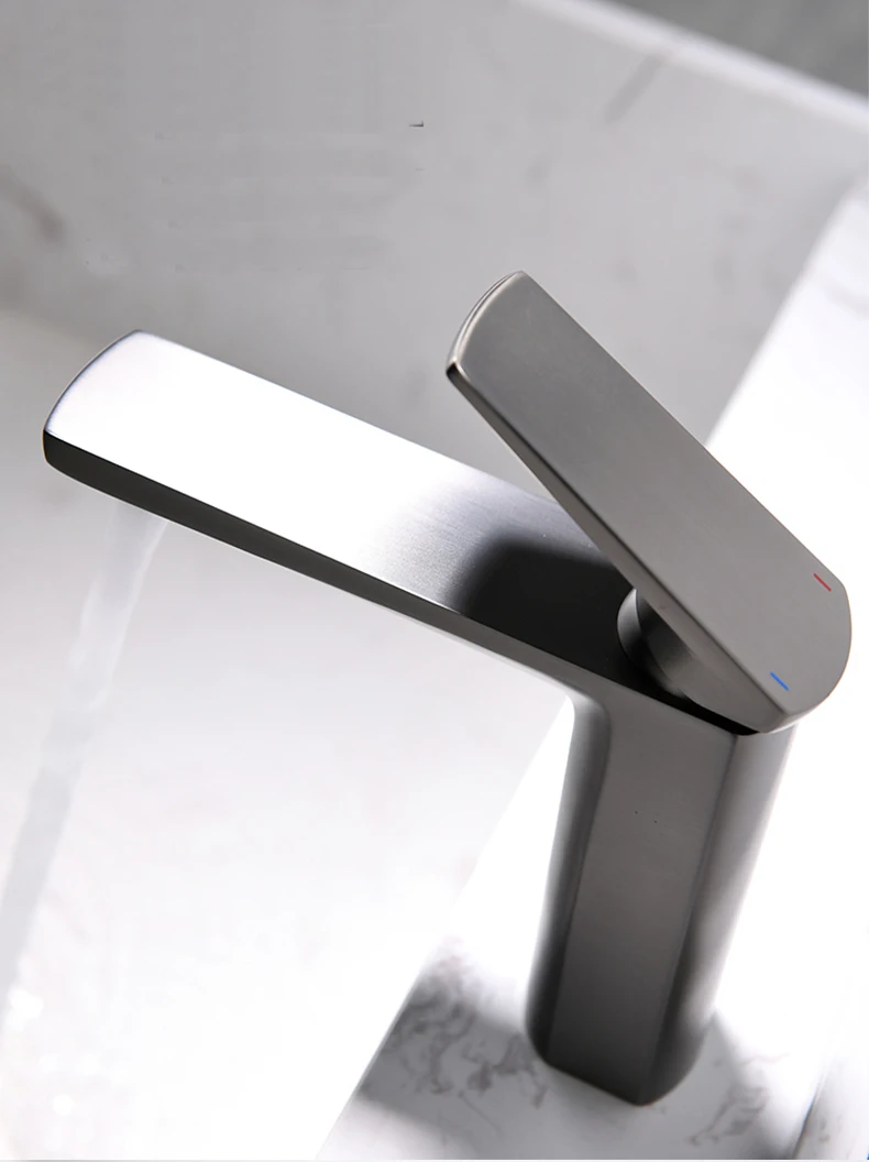 2021 new  style Gun Black Single Handle Brass Lavatory Bathroom Water Saving Wash Basin Faucet For Bathroom