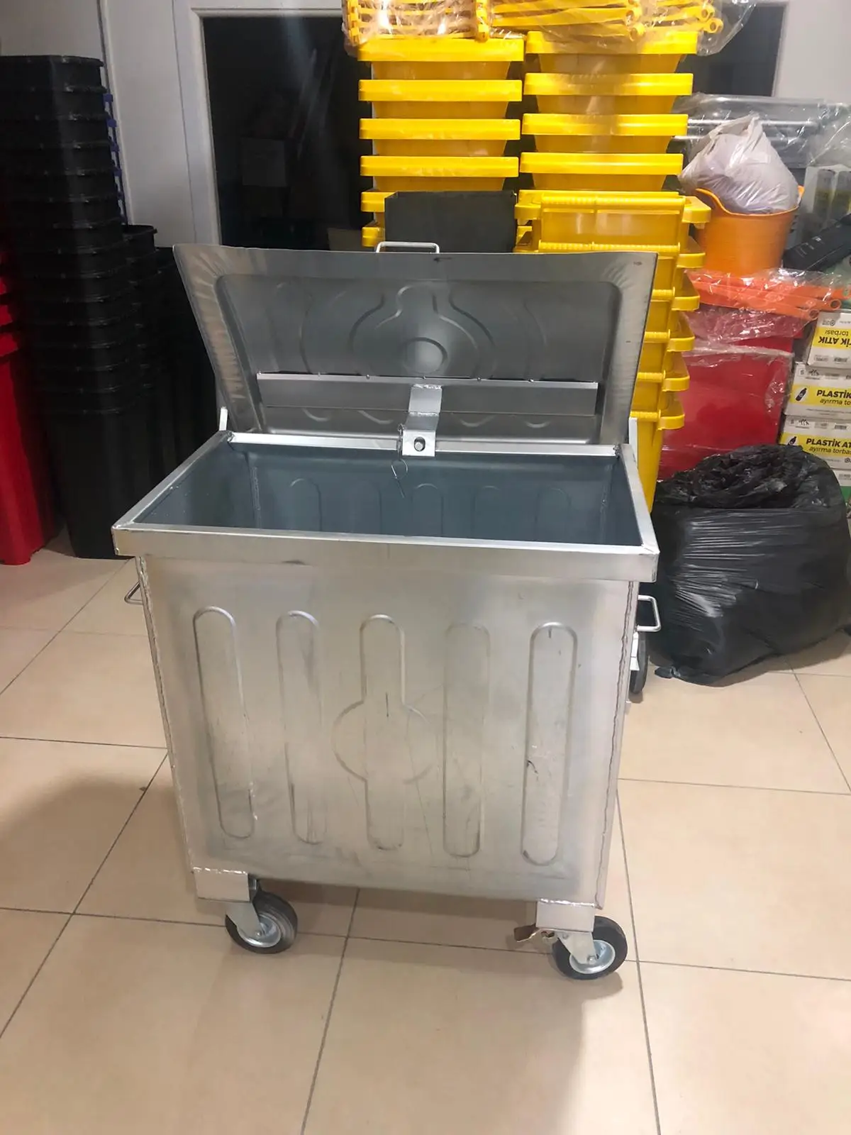 1100 контейнер для мусора из нержавеющей стали оцинкованный. Цена по прейскуранту завода-изготовителя быстрая доставка высокое качество с гарантия 2 года.