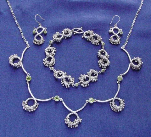 Classically Styled Chunky Silver Jewelry Set for Anniversary Celebrations