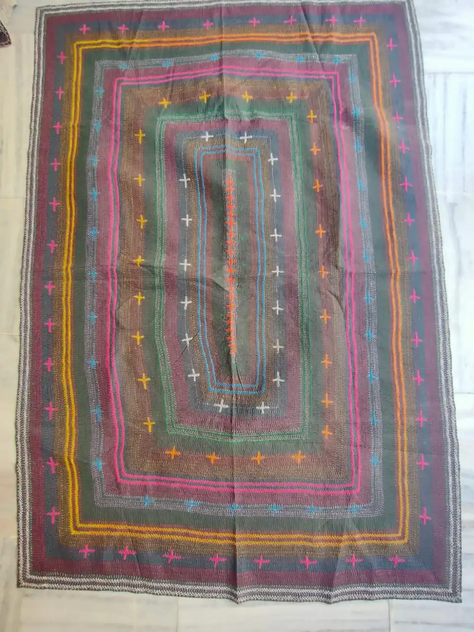 Племенные одеяла и в большом ассортименте этнического дизайна подходящие для дизайнеров интерьера домашнего декора