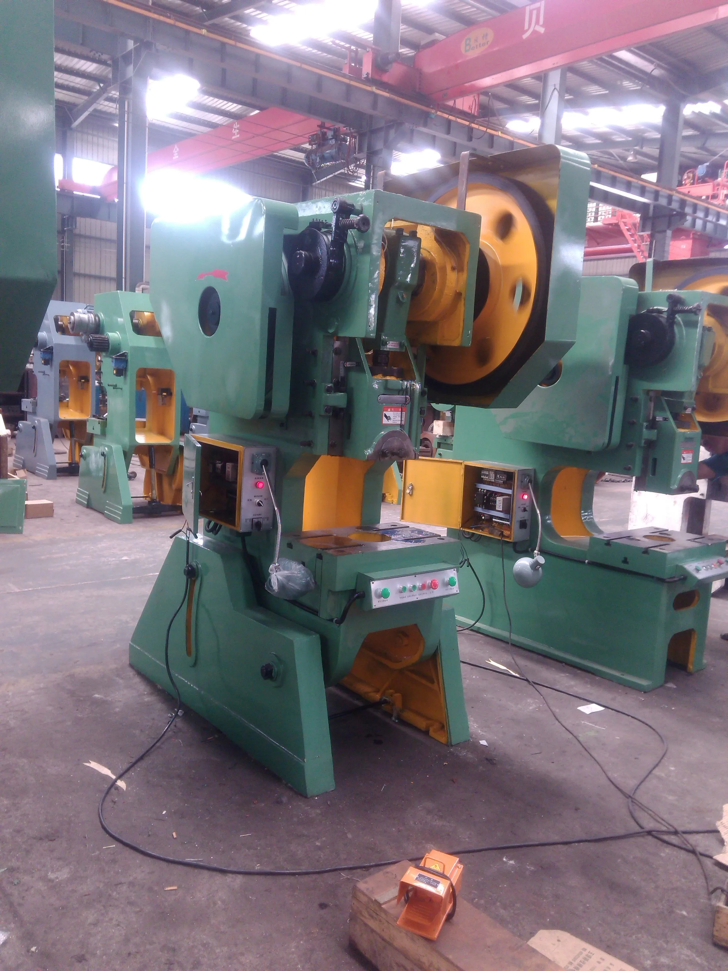 Three beams and four columns hydraulic press
