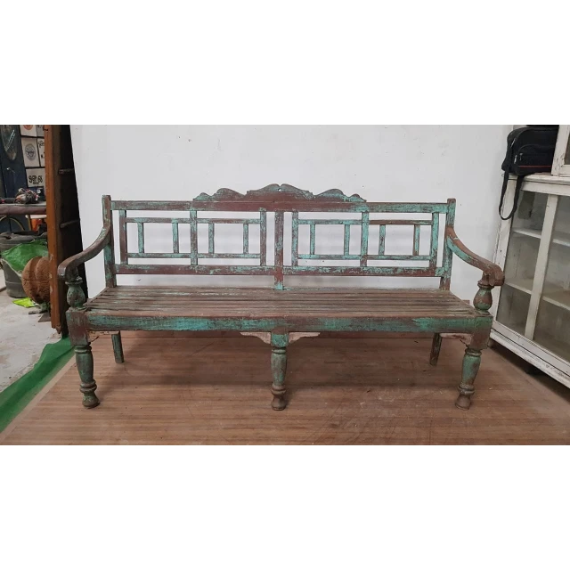 Старинная деревянная скамейка старинная для фермерского дома