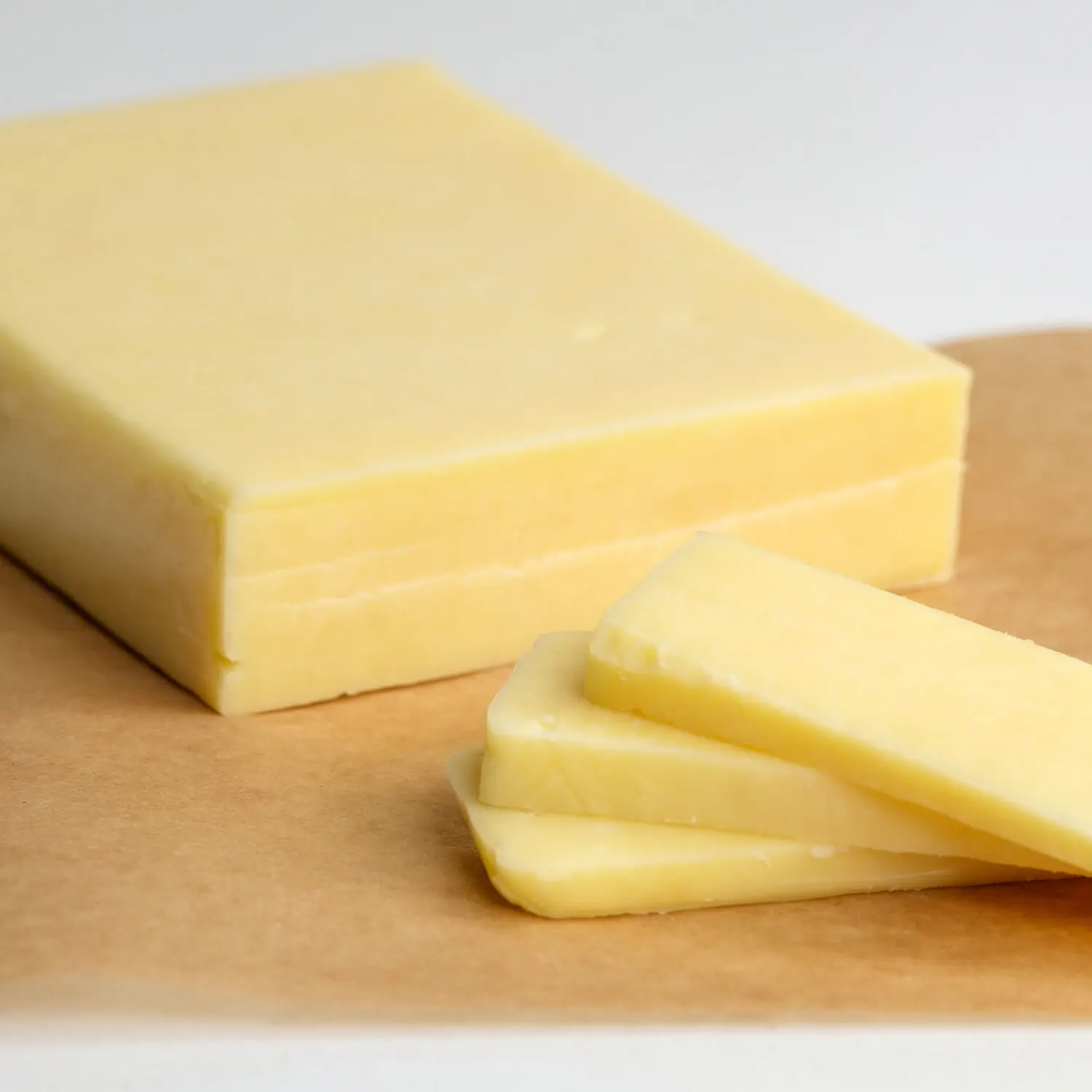 Сырный блок из крафт-бумаги cheddar в упаковке 250