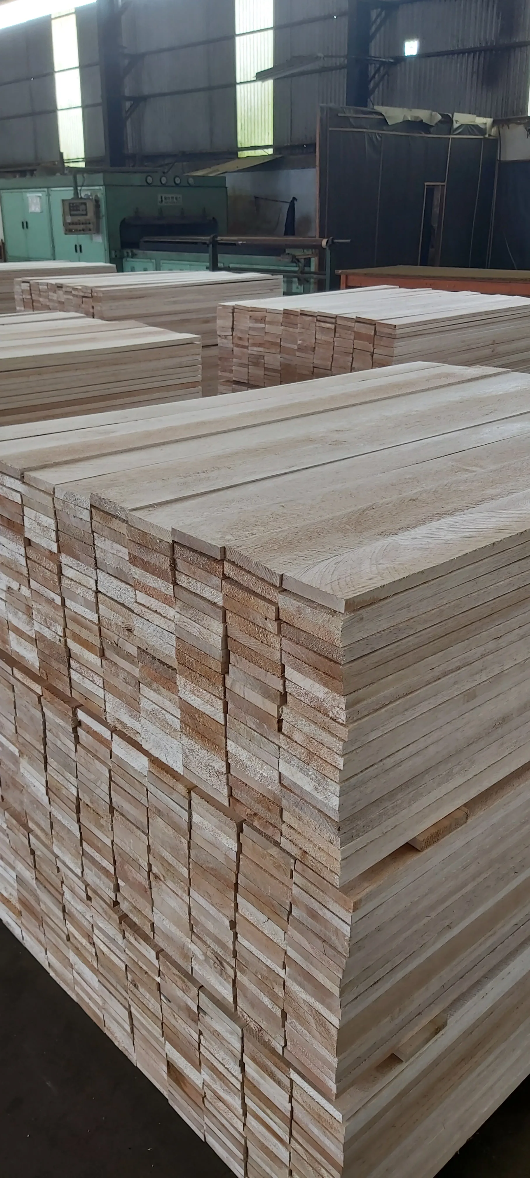 
Wood Pallet sawn timber - S4S & E2E Finishing - Light wood & Medium Ligh Hardwood / MLH for making Pallets /Housing usagei 