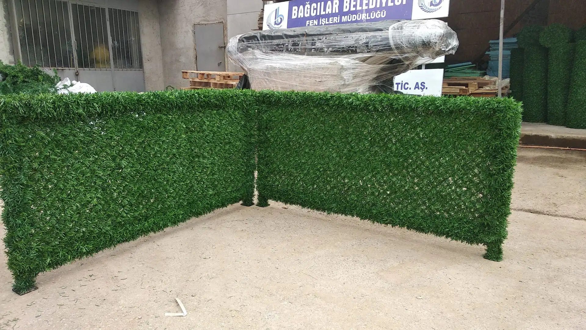 Red colour grass fence panels for gardens made from high quality pvc anti UV made in Turkey in different sizes and heights