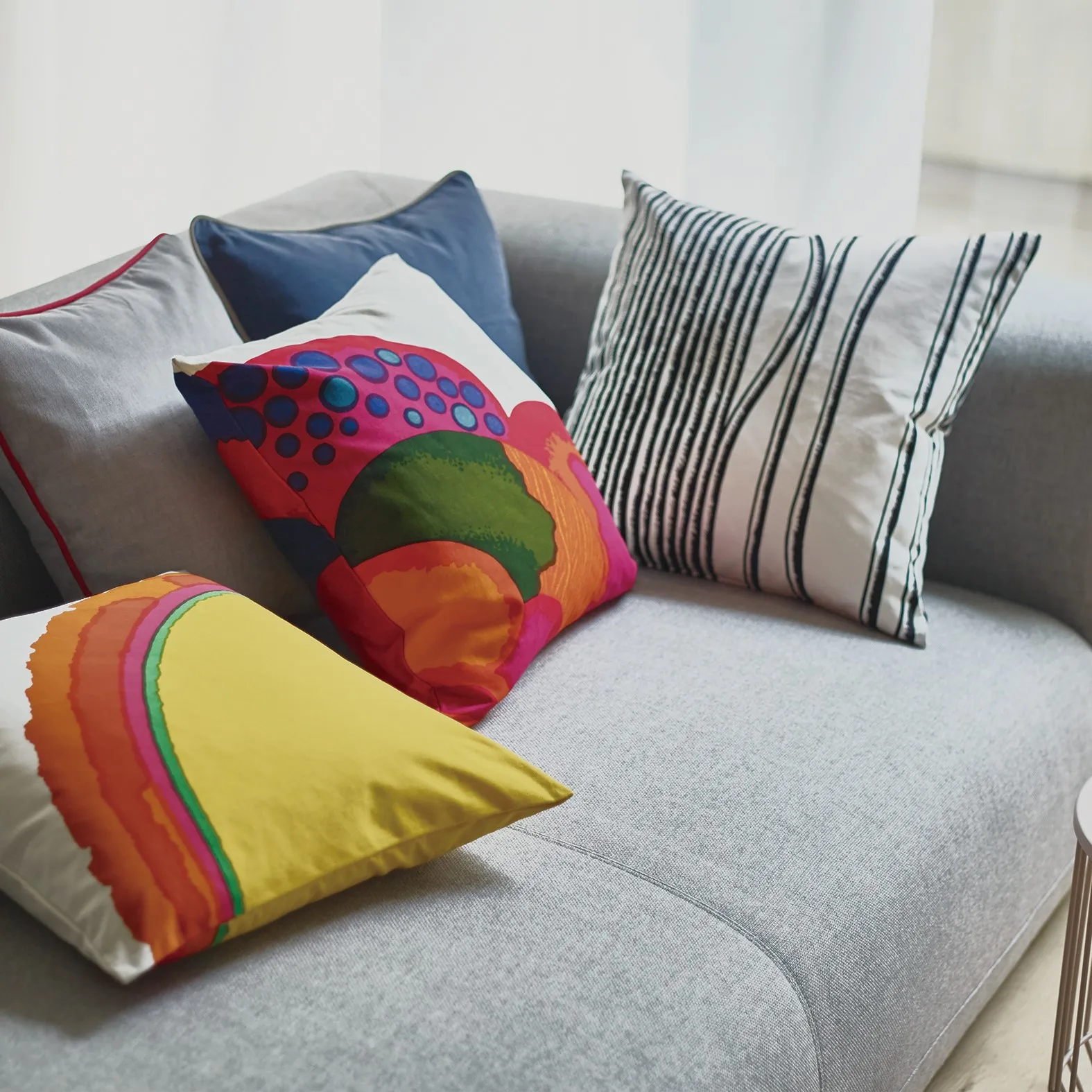 JAPAN DESIGN  A fabric that is perfect for the living room where a famous Japanese designer designed the rope.