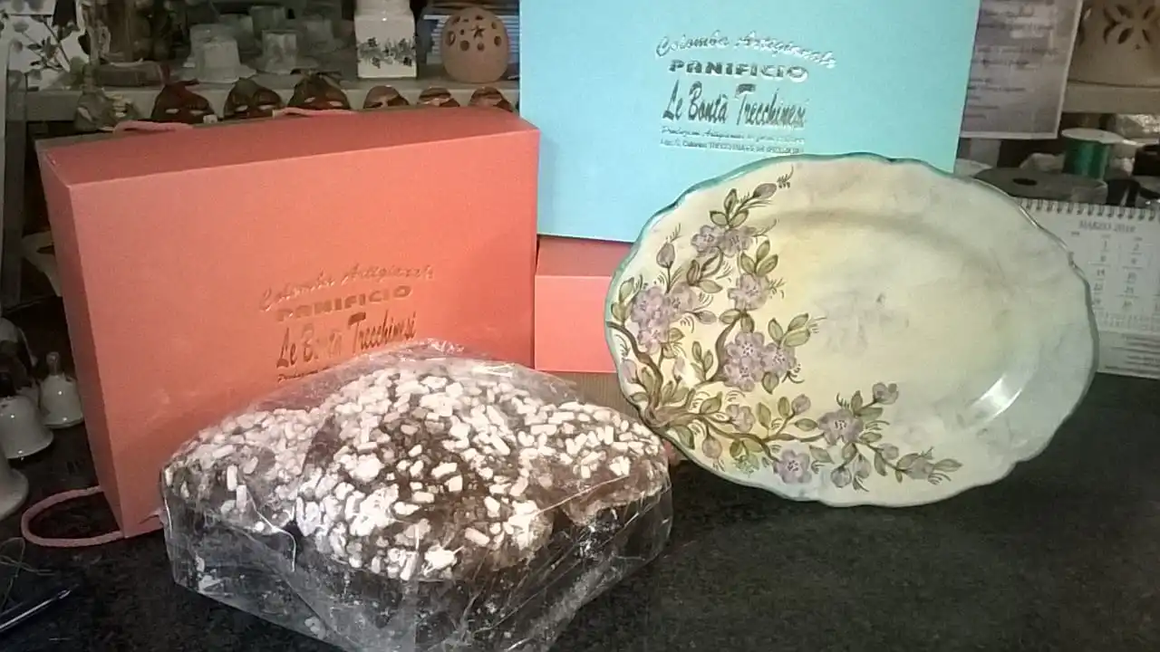 
handmade panettone stuffed whit trecchinotto made in Italy 