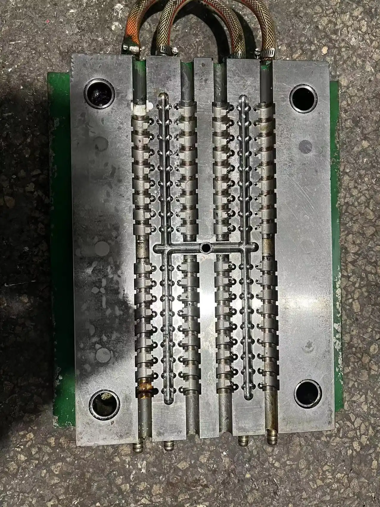 Mould Factory Round Path Nail Cable Clip Second Hand Mold C Shaped Wire Nail Clip Pa66 Electric Wire Cable Clip Used Mould