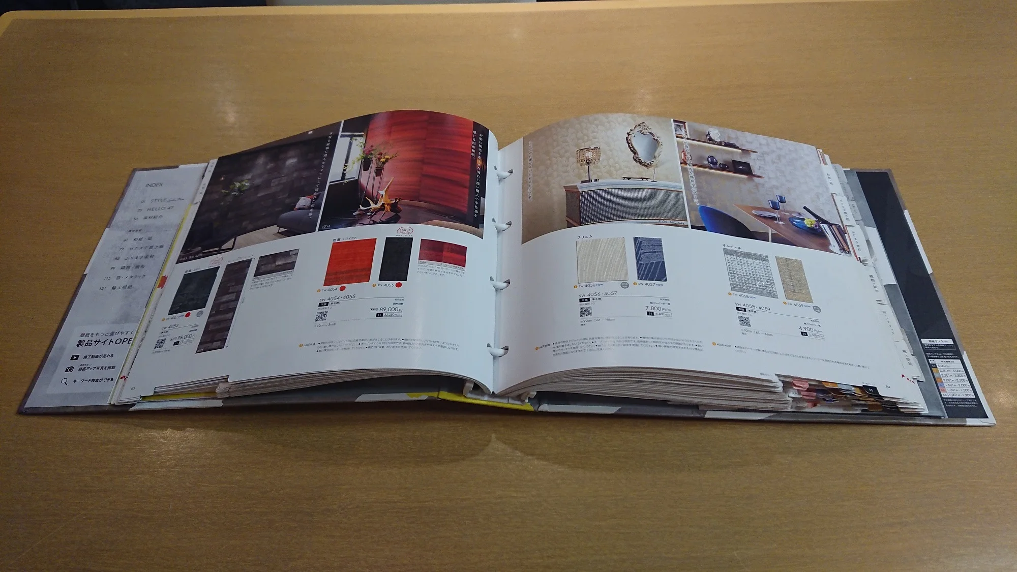 Wallpaper of gorgeous pattern with gold on a pure white relief, imagining the delicate decorative beauty of ancient buildings.