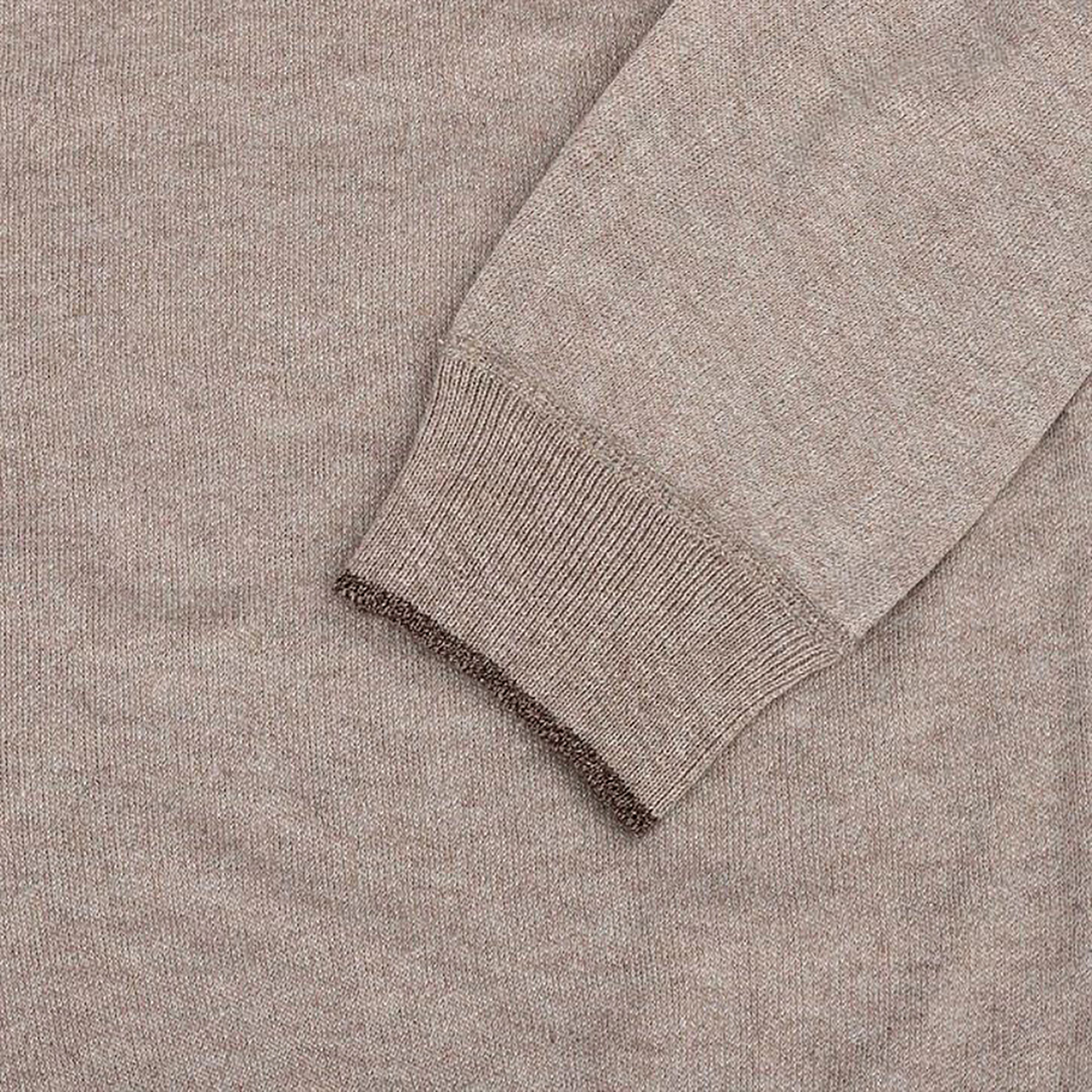 
Mens sweatshirt super soft, casual wardrobe essential Crafted in a regular fit ribbed crew neck collar, ribbed 