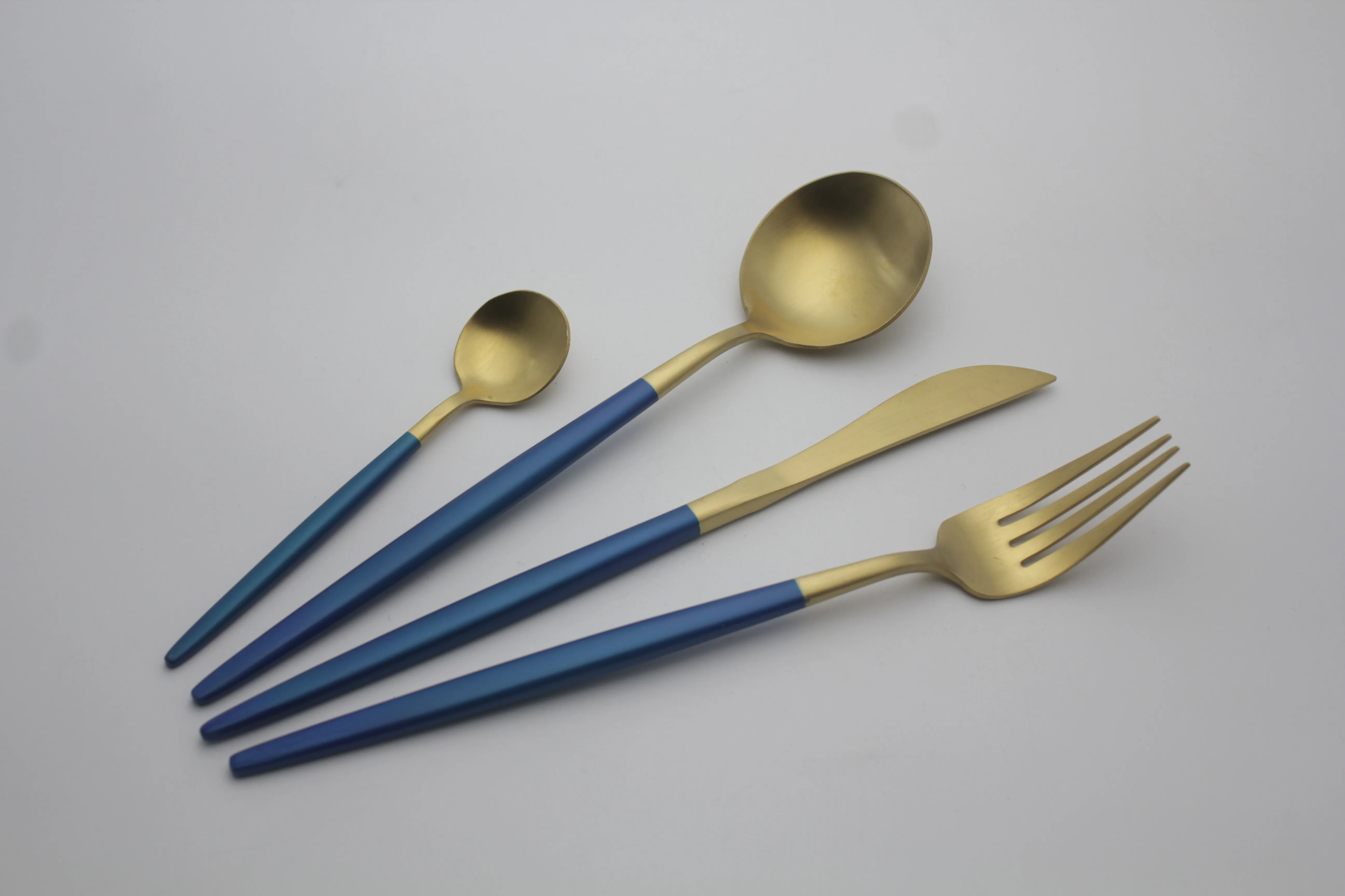 Уникальный золотистый набор столовых приборов столовые приборы из нержавеющей стали с синей ручкой для ужина