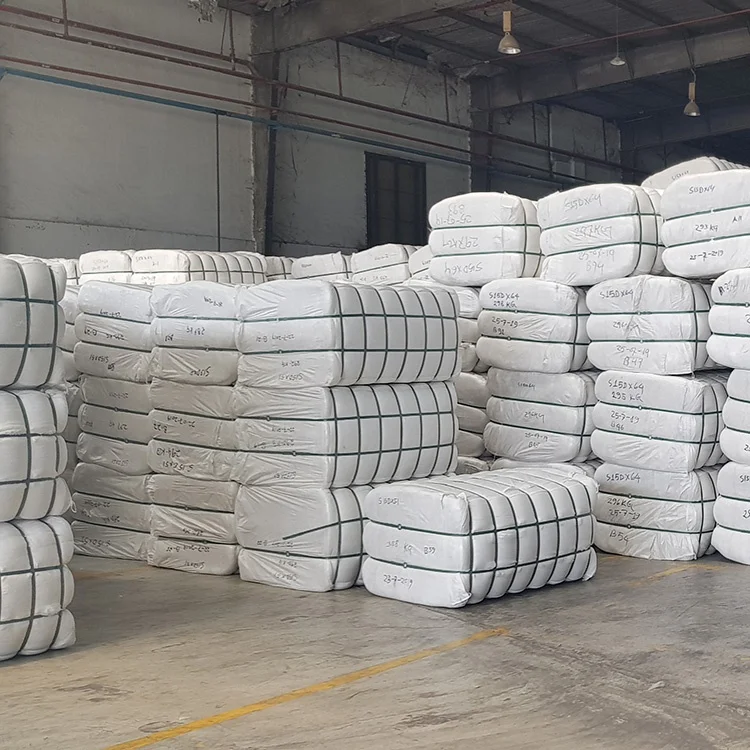 
Белое гладкое полиэфирное волокно с сжатыми тюками 