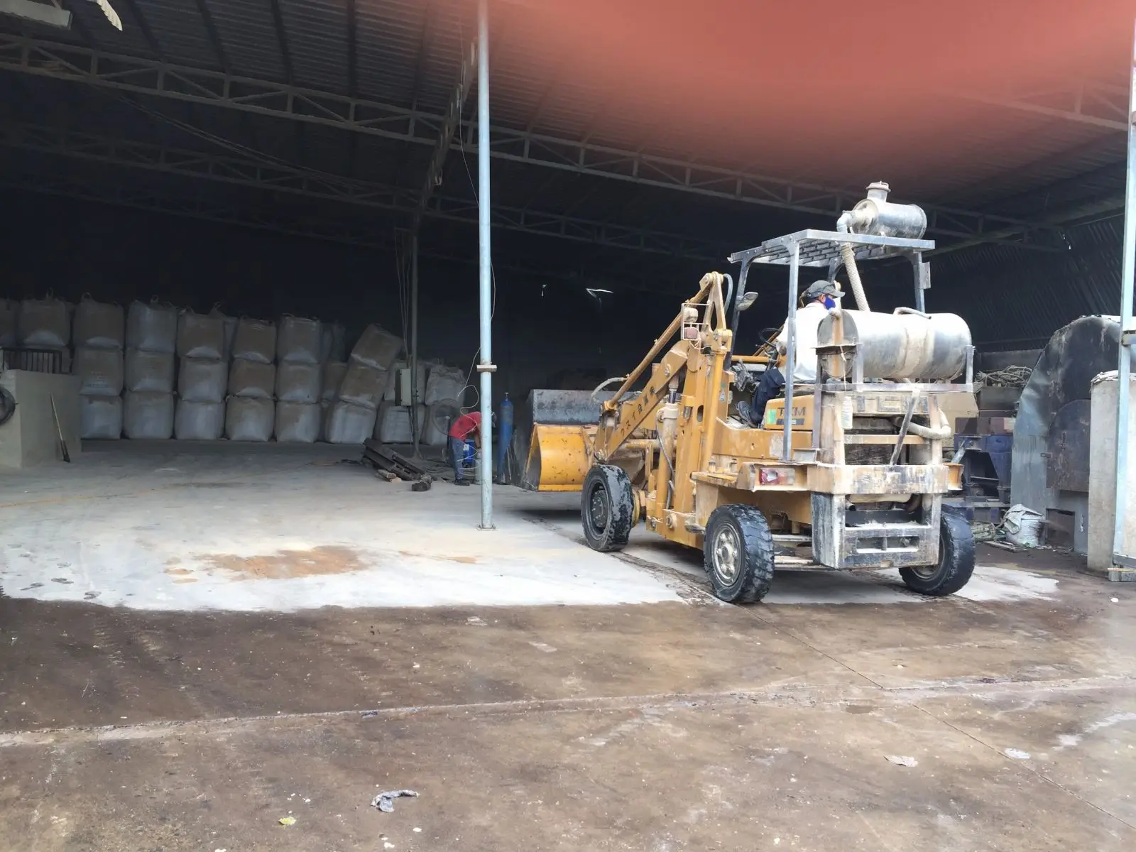 Заводская поставка дешевые топливные гранулы из древесины биомассы россыпью