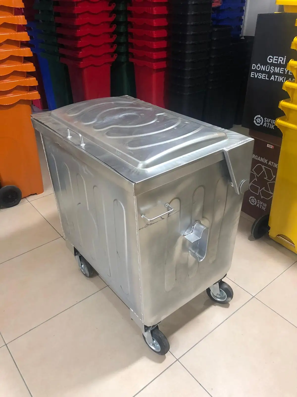 1100 контейнер для мусора из нержавеющей стали оцинкованный. Цена по прейскуранту завода-изготовителя быстрая доставка высокое качество с гарантия 2 года.