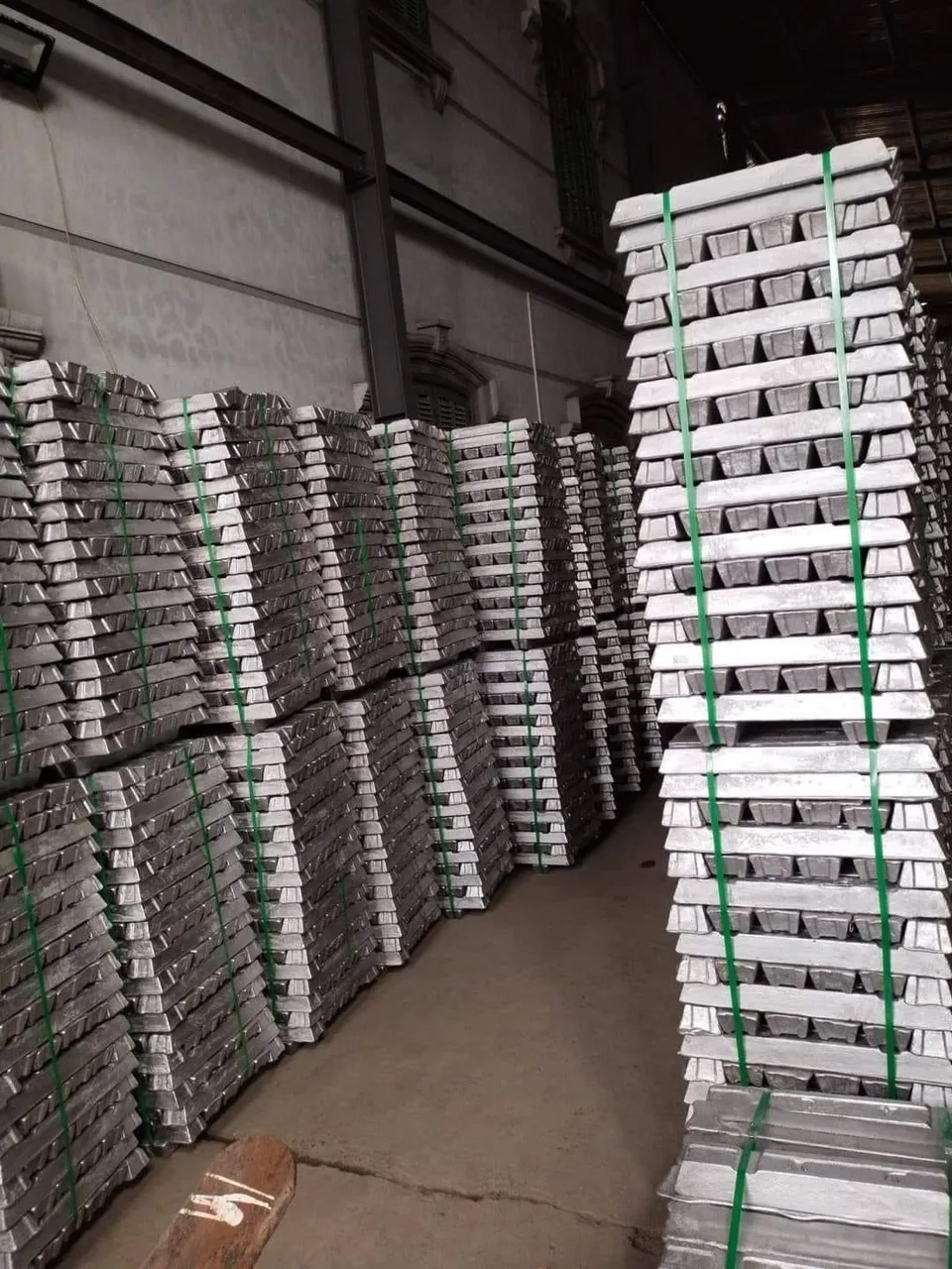 The Composition Of Aluminum Is 96% AL Purity With Embossed Surface Treatment Application For Industry