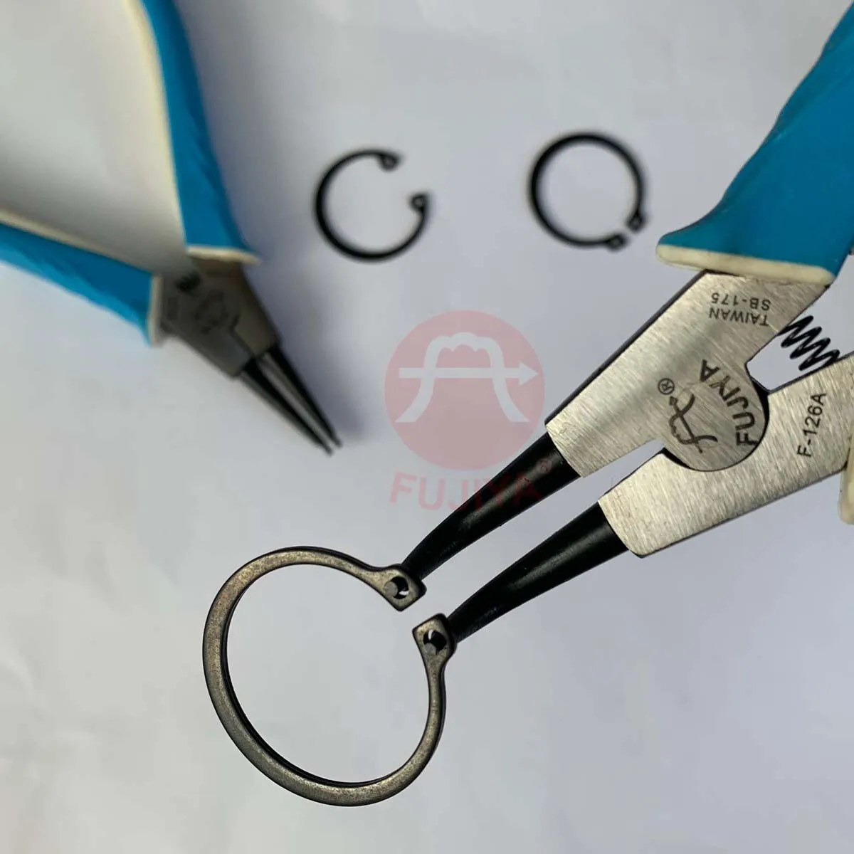 Forceful Durable Anti-shedding Eurotype Snap Ring Pliers l Cr-V alloy steel l  TPR duplex color handle l Using range 19~65 mm l