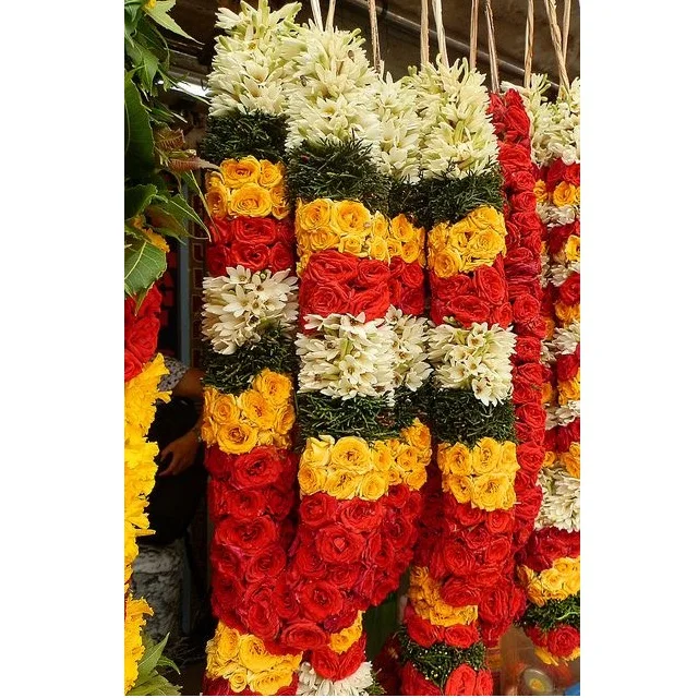 Fresh look Decorative Flowers Garland Medium & Large Size Fresh Flowers Temple Garlands Indian Manufacturer