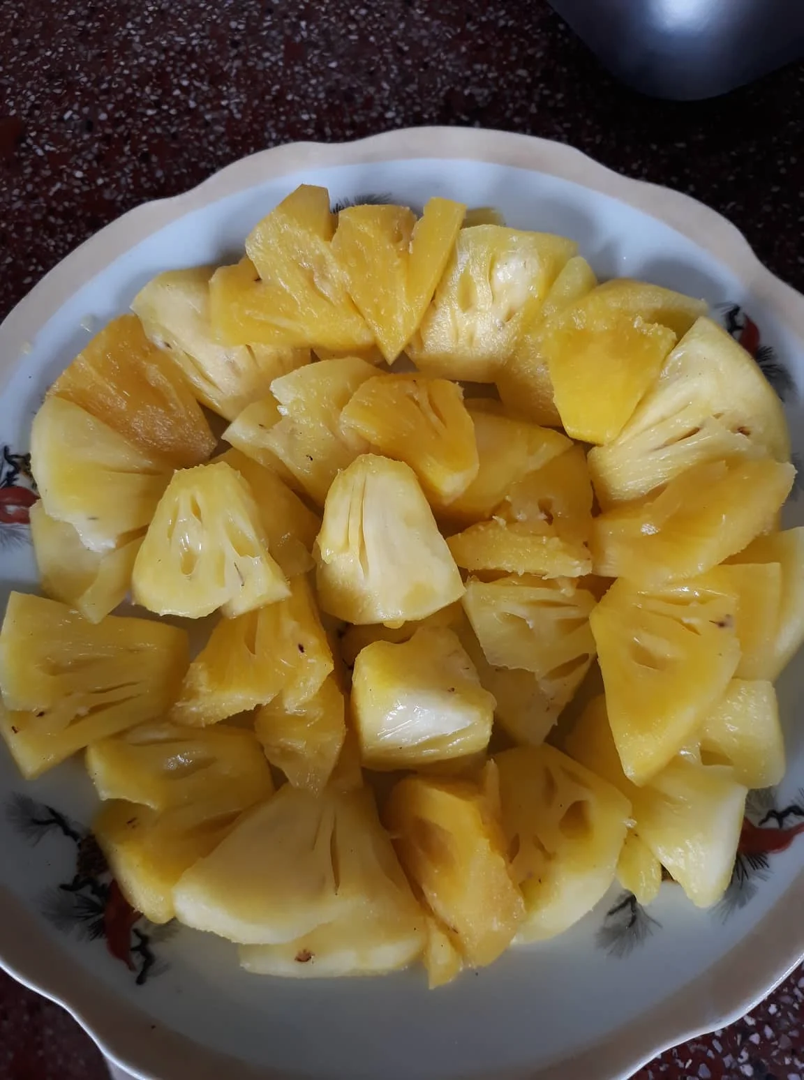 Кусочки нарезанного ананаса в легком сиропе